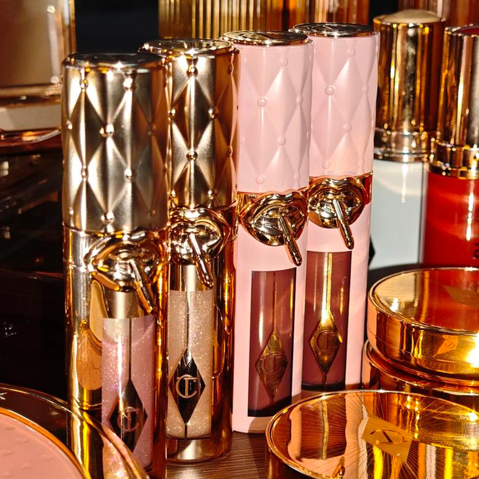 charlotte-makeup-brilho-labial-hidratante-e-volumizador-batom-em-tubo-dourado-pequeno-e-blush-bicolor-batimento-cardiaco-cosmeticos-da-marca-tilbury-presente