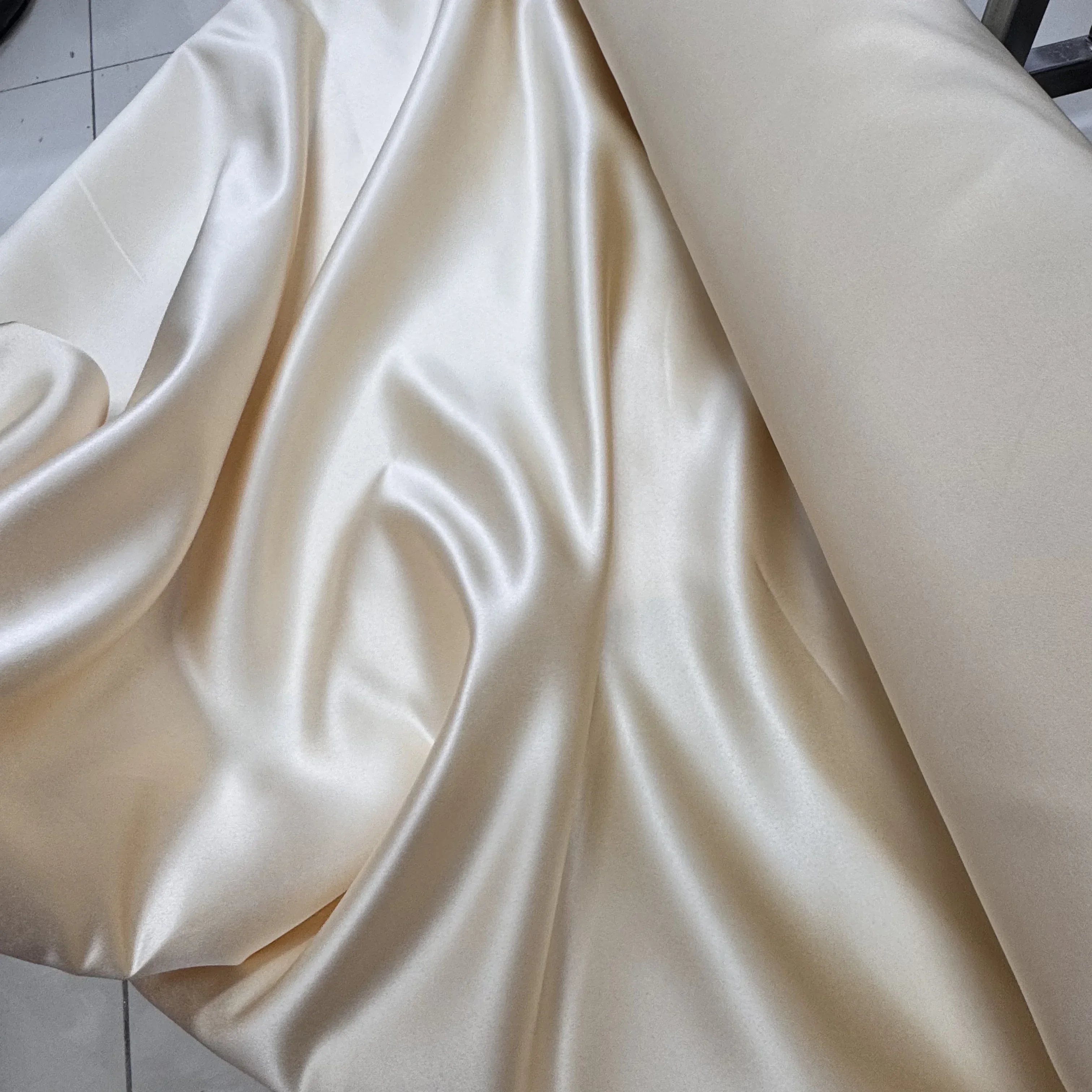 Белая атласная ткань цвета шампанского, сшитая ткань для свадебного платья, сплошной цвет, толстая атласная жесткая дизайнерская ткань для фона