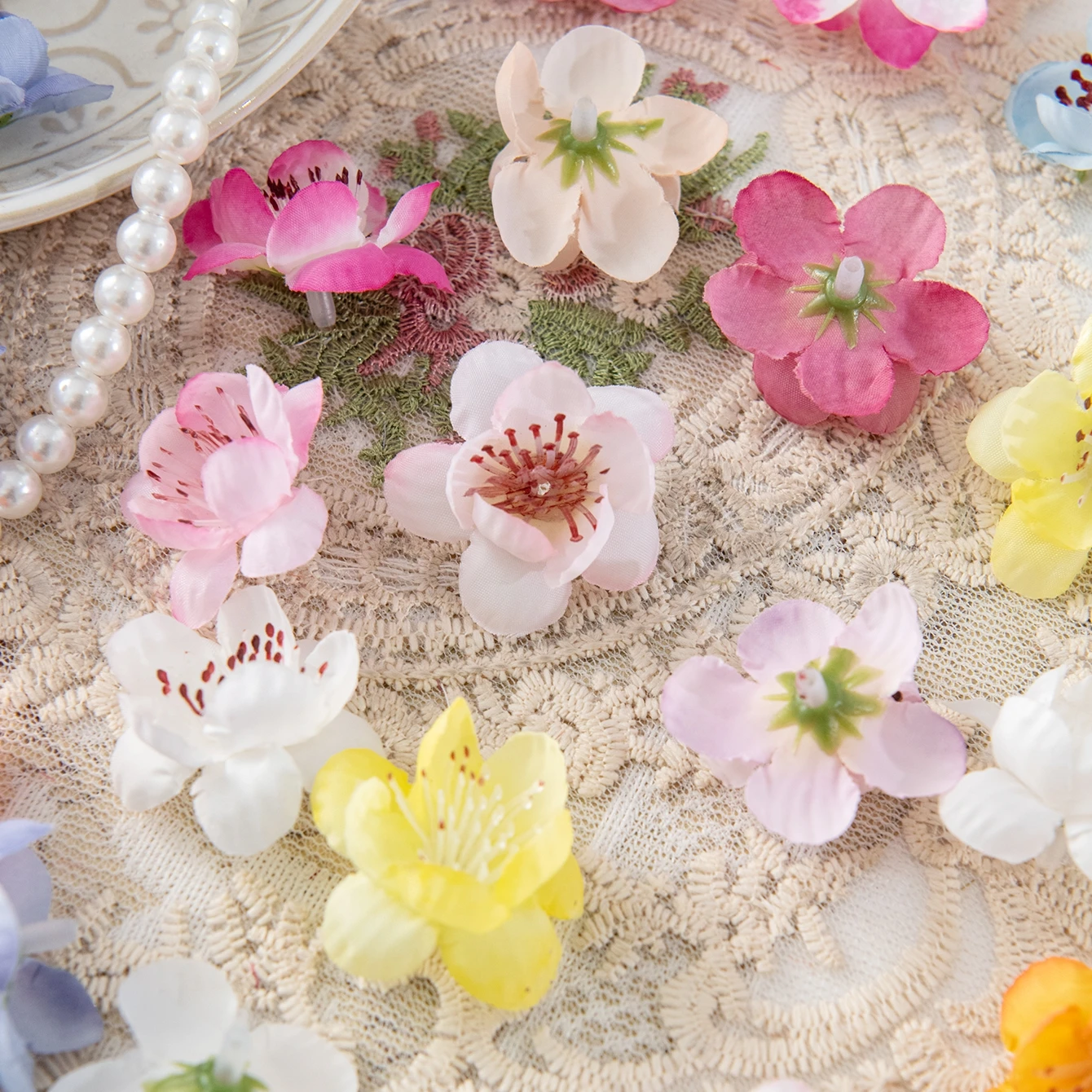 50/100 Stück Kleine Künstliche Pfirsichblüten für Heimdekoration, Tischdekoration, Kränze, Hochzeits- und Brautaccessoires, Kopfschmuck, Brosche, Geschenk – Detail 2