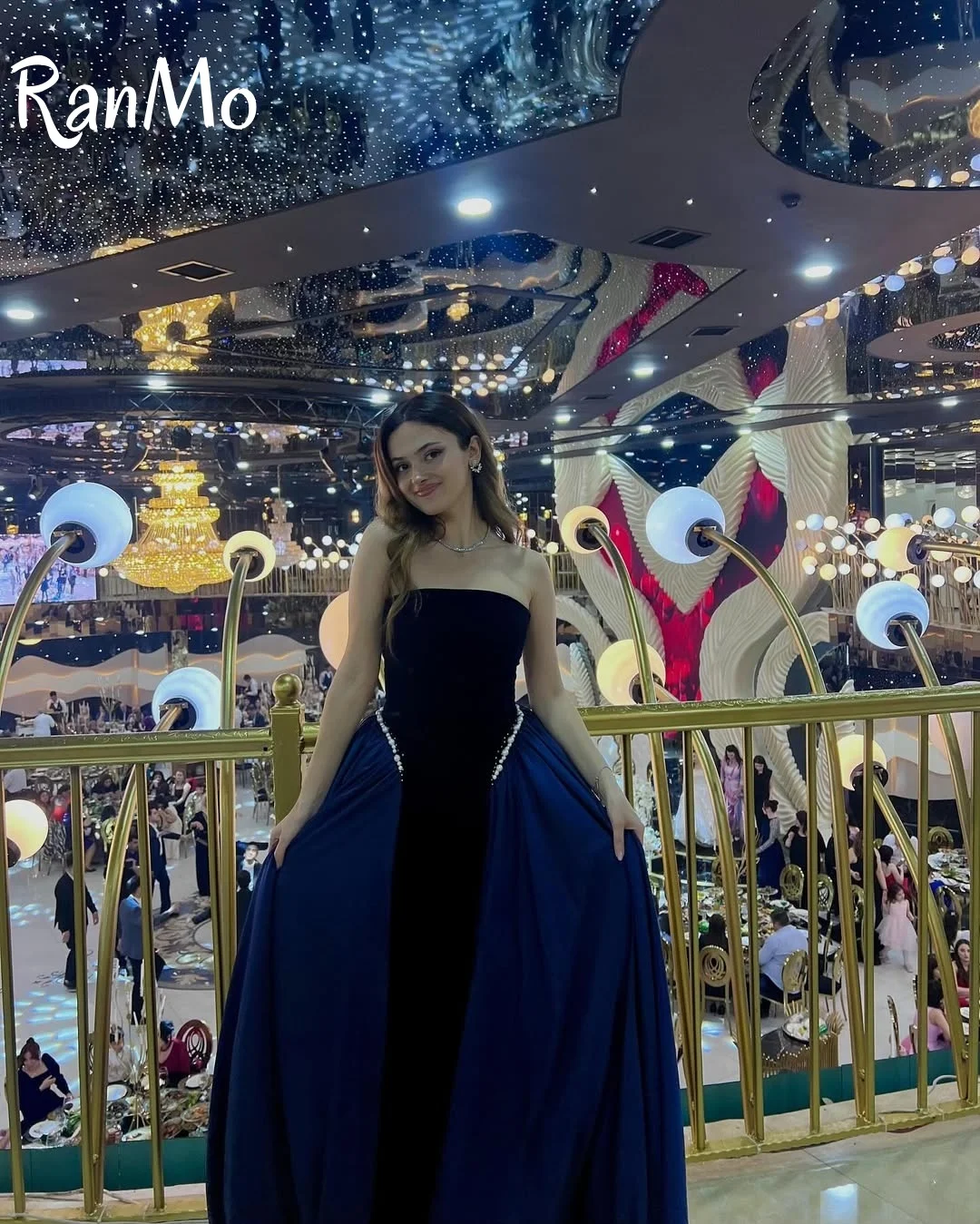 فستان سهرة مخملي باللون الأزرق الداكن من Ranmo 2025 بدون حمالات مخصص على شكل حرف a من حجر الراين بدون أكمام أنيق لحفلات الزفاف وحفلات الزفاف