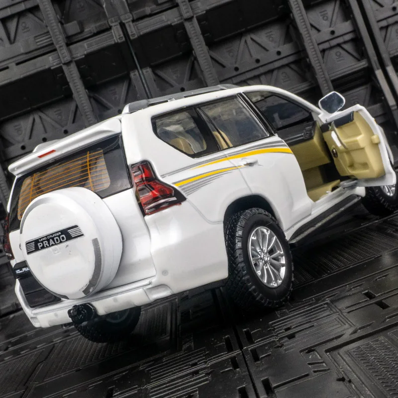 CCA 1:24 simulação Toyota Prado liga modelo de veículo off-road, portas e capô do motor, porta-malas pode ser aberto com som e luz