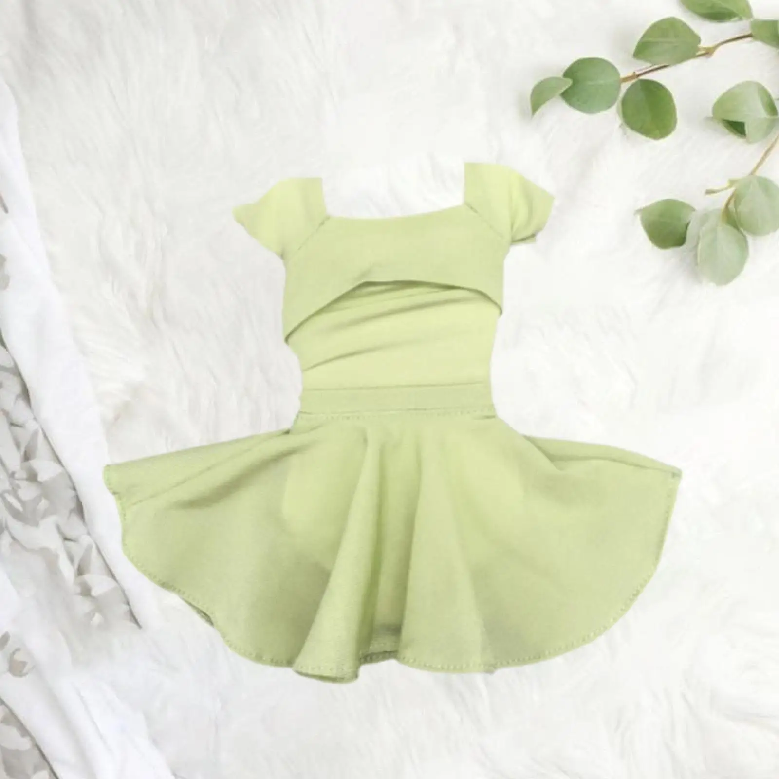 Stylowy zestaw ubranek dla lalek w skali 1:6: plisowana spódniczka i akcesoria.