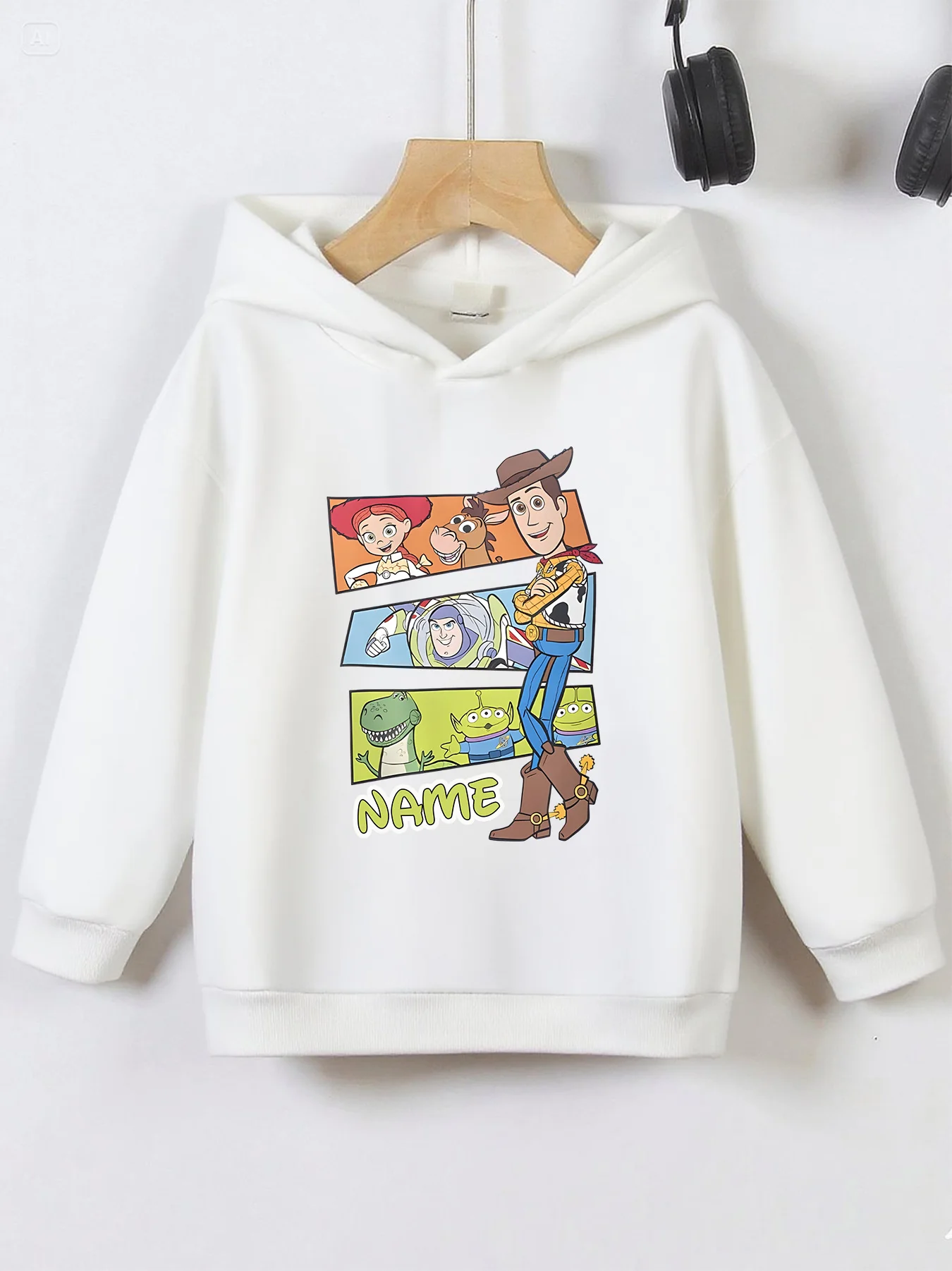 سترة MINISO Woody's Toy Hoodie - تتميز وودي كشخصية رئيسية من Toy Story، وقابلة للتخصيص مع "الاسم". هذه قصة الالعاب-إنسبي #4