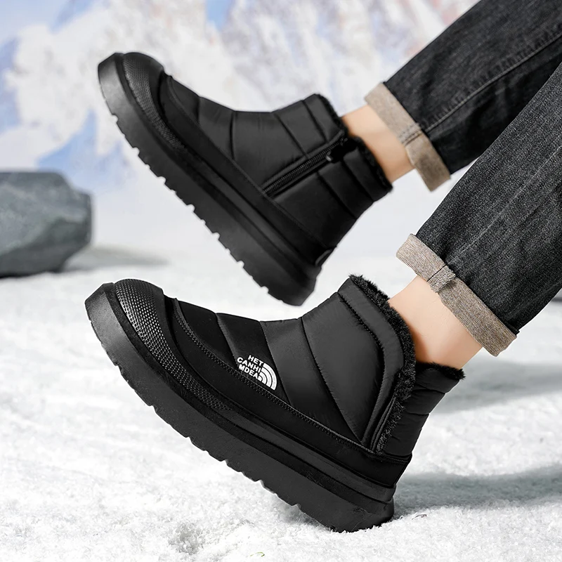 أحذية الثلوج الشتوية لعام 2025 دافئة بالإضافة إلى أحذية رجالية سميكة مخملية للخروج أحذية قطنية عالية الجودة بنعل سميك ومضادة للتجميد