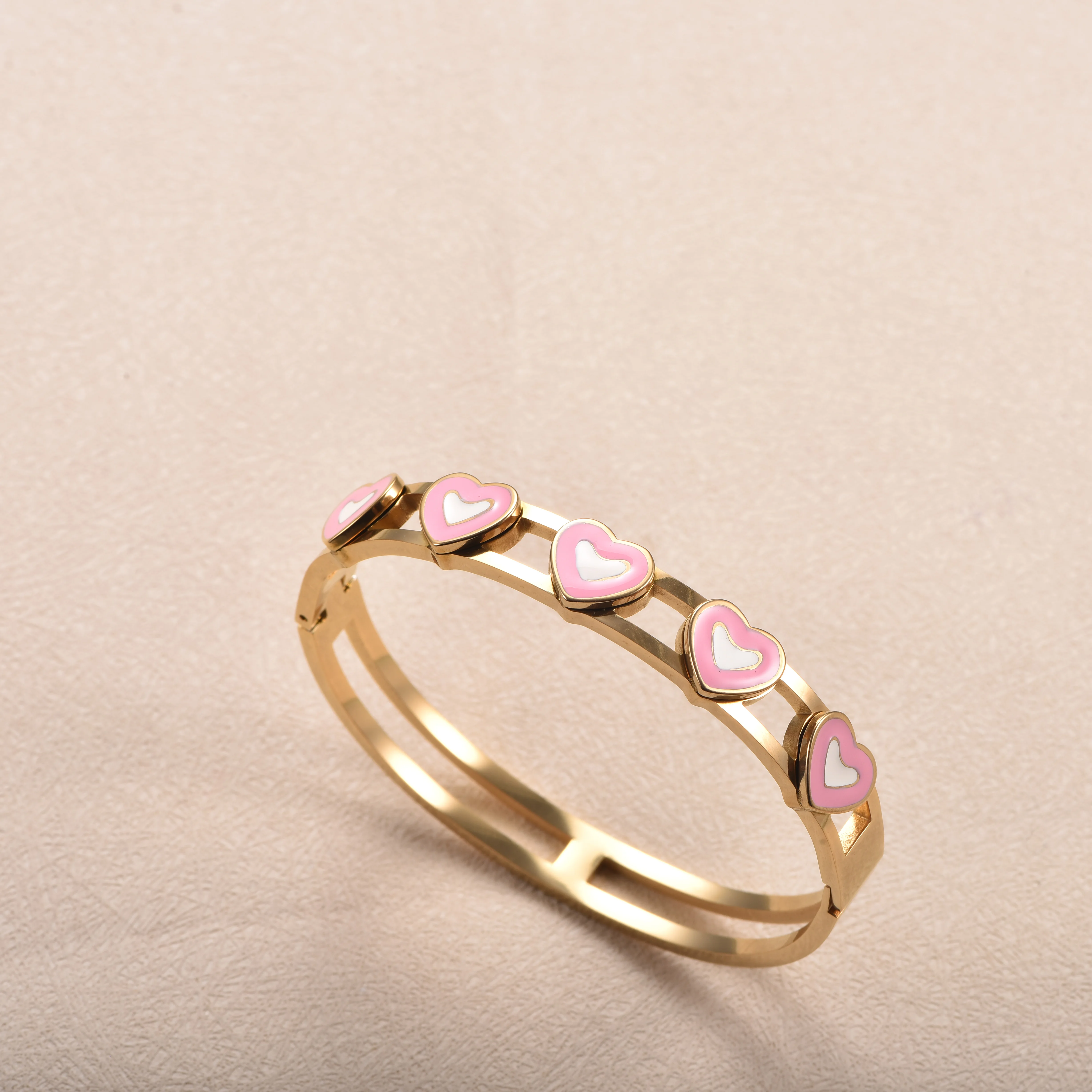 18K vergoldeter Edelstahl-Armreif für Damen, hohles, doppellagiges Emaille-Herz-Manschettenarmband, wasserdichter Schmuck, Geschenk – Detail 3