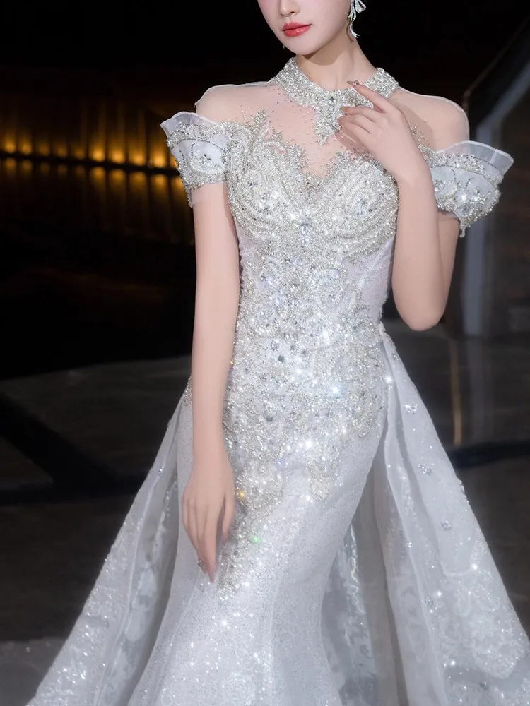 This is a high-end custom-made one-shoulder dress with light and new main fabric