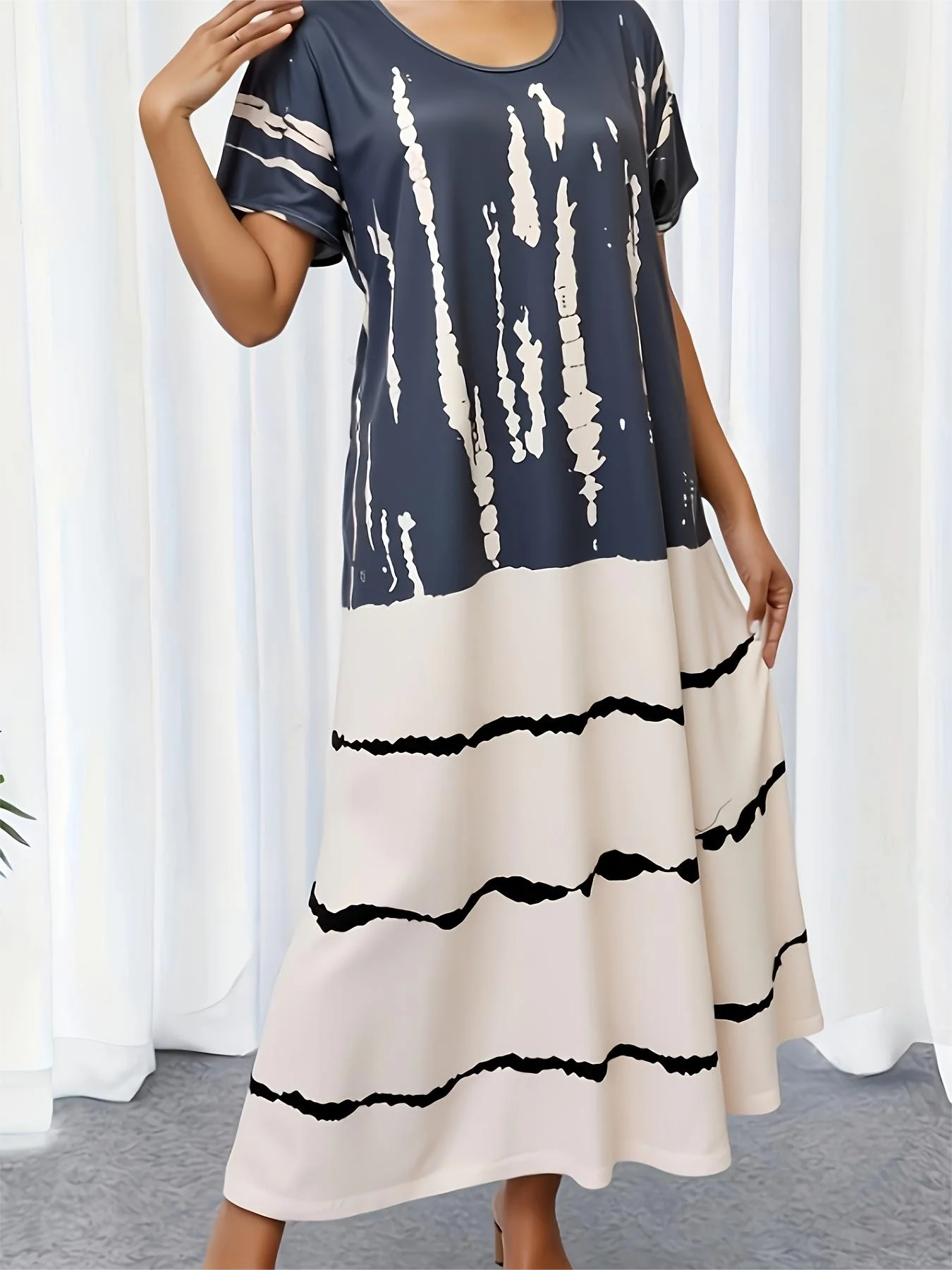 

Женское платье макси больших размеров с коротким рукавом и абстрактным принтом (темно-синее и бежевое) – повседневный/выходной стиль в художественном стиле (0XL-4XL)