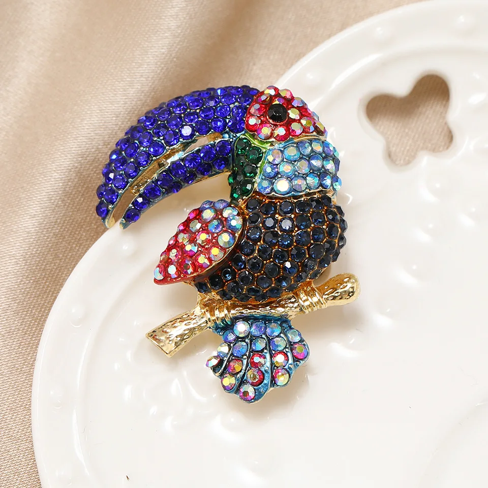 Luxury Colorufl Crystal Parrots Alloy Brooches Pines For Women Men Fashion Classic Gorgeous Rhinestone Bird Badges Jewelry