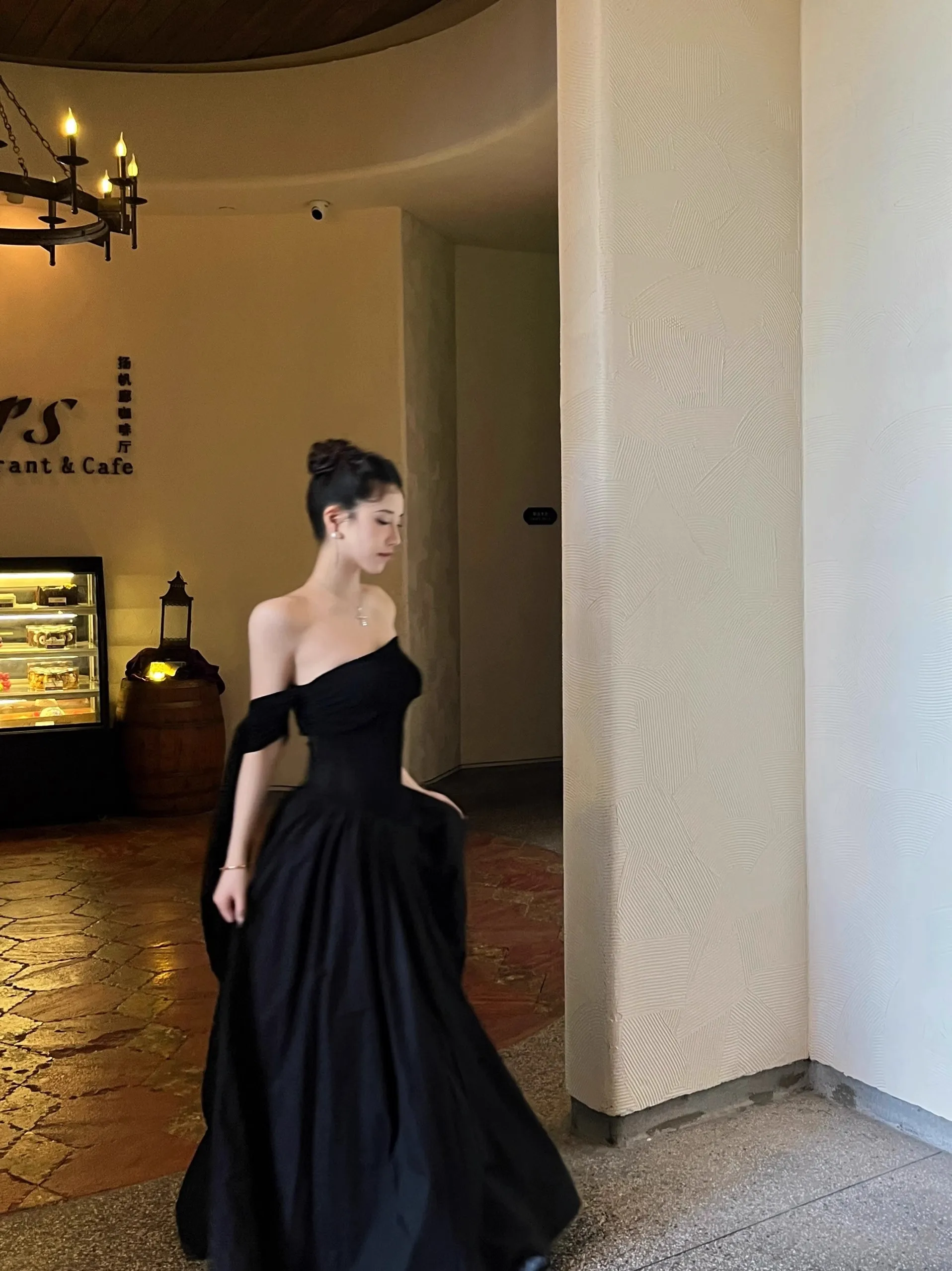 エレガントなブラックオフショルダーマキシドレス女性フォーマルイブニングドレスハイウエストドレープサテンスタイルパーティーロングドレス流れるような裾