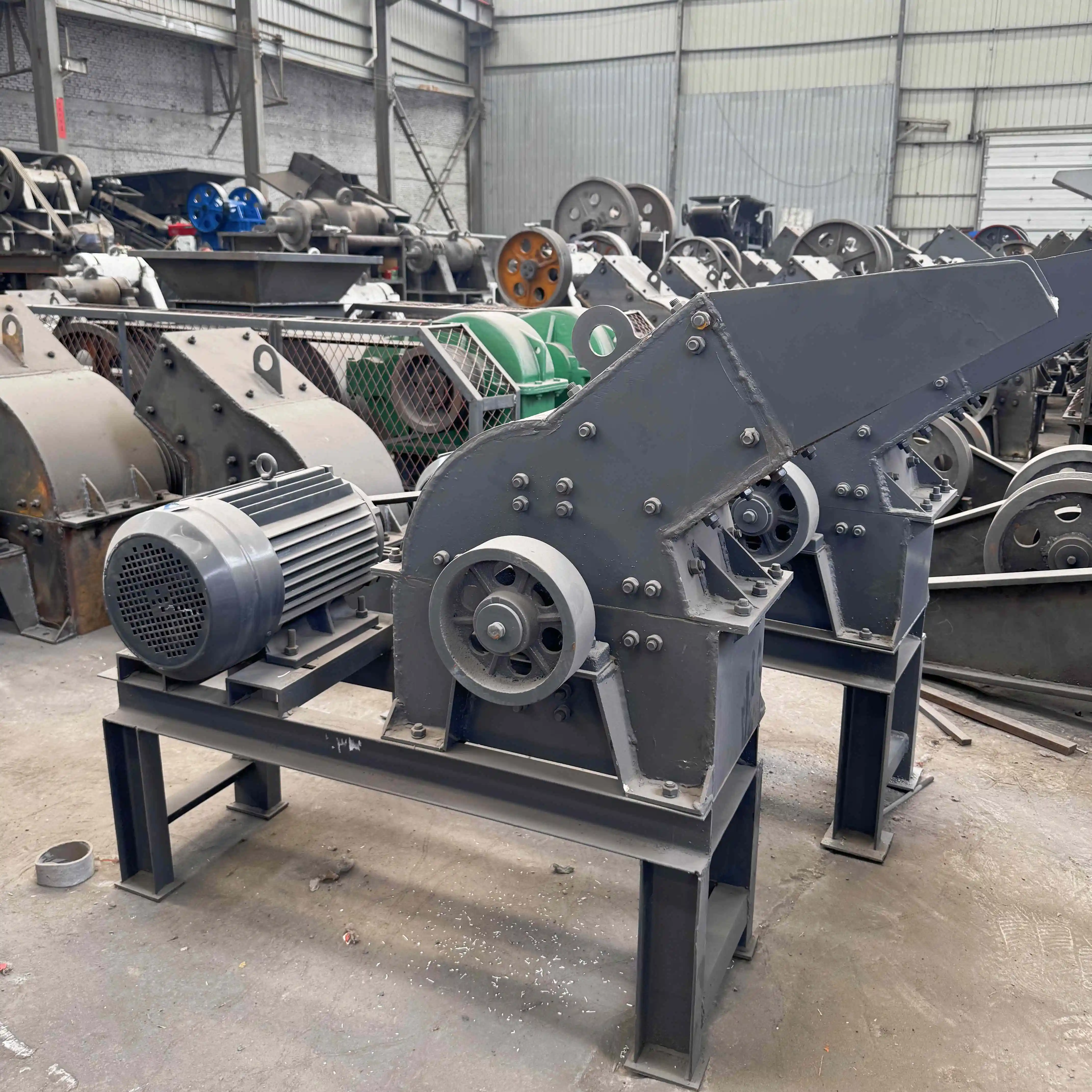 

Hot Sale Earth Hammer Crusher River Pebbles Cobblestone Crushing Gravel Concrete Mobile Stone Crusher Portable