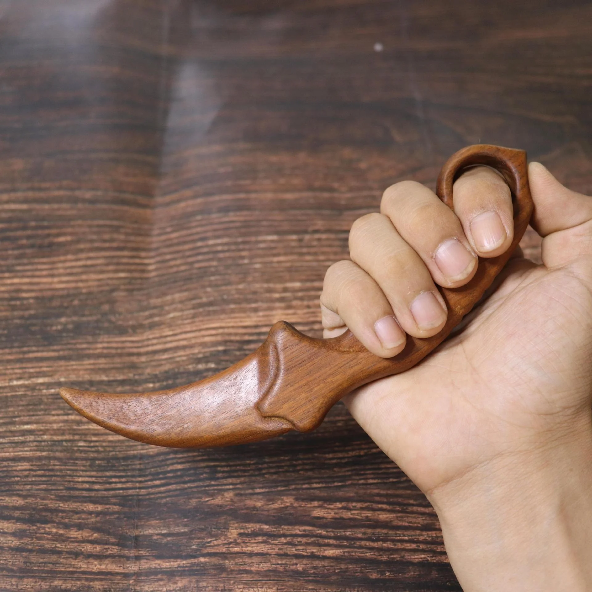 سكين مخلب خشب الصندل الذهبي، نحت الخشب بالكامل، قطعة مقبض خشبي، سكين خشبي، ممارسة فنون الدفاع عن النفس، تدريب الأداء #1