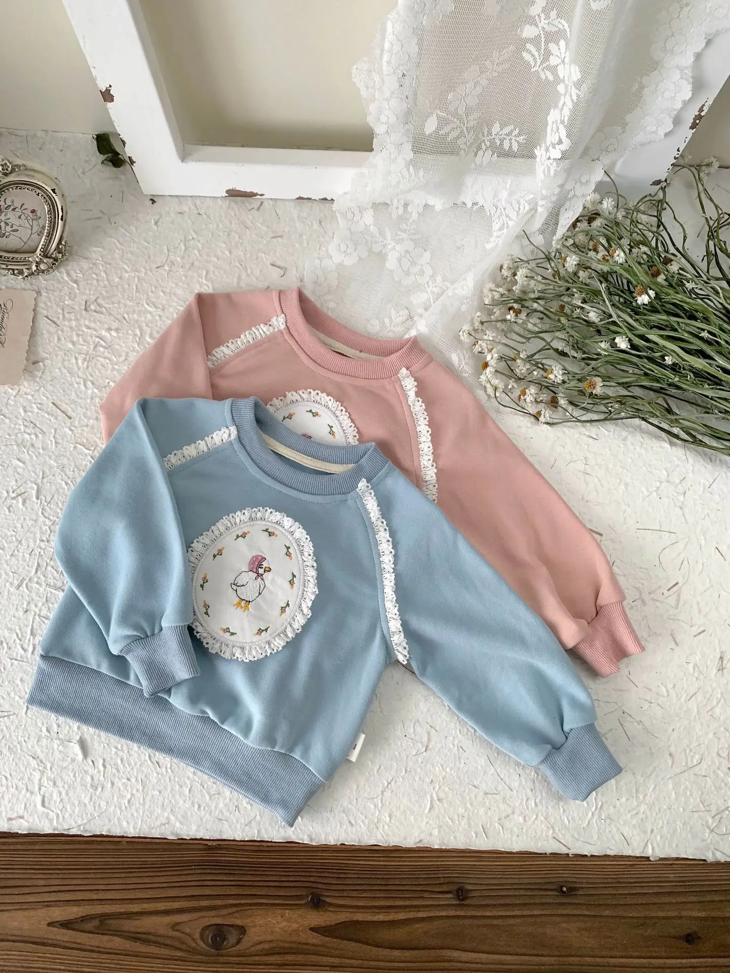 

Jenny&Dave Spring style sweet cartoon embroidered round neck top for girls, baby raglan sleeves, lace hoodie for children