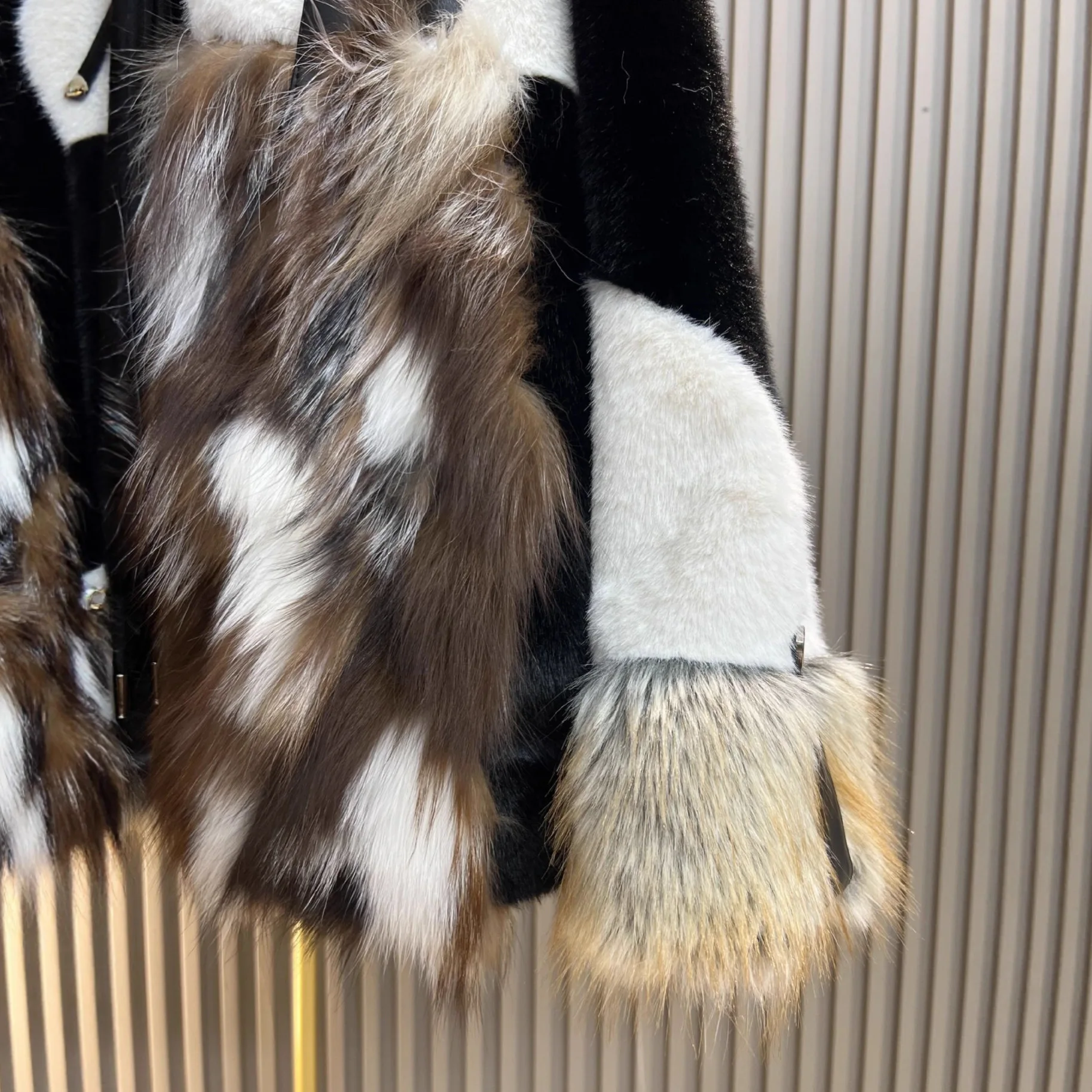 Płaszcz damski zimowy 2025, nowy, z futra lisa, łączony z europejskim futrem norek, średniej długości, modny, luźny, gruby, ocieplany, z imitacji futra.