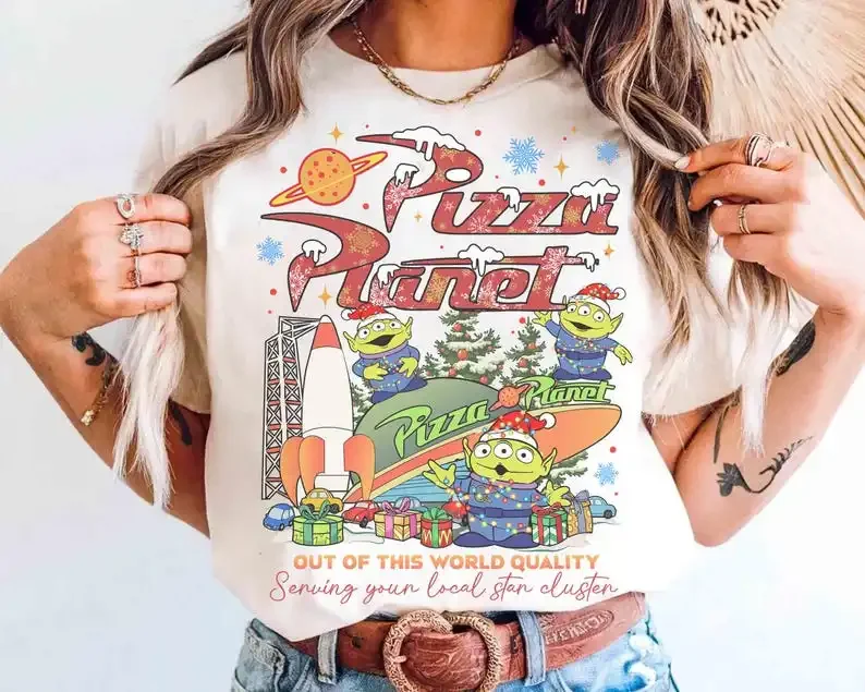 

Рождественская рубашка в стиле ретро Pizza Planet Toy Story, Рождественская футболка Alien Toy Story Pizza Planet, всесезонная хлопковая базовая рубашка