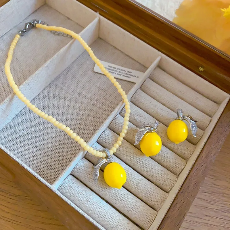 Minar Niedliche, hübsche gelbe Harz-CZ-Halsketten mit Zirkonia-Zitronenblatt-Anhänger für Damen, Glasperlen-Strang-Choker