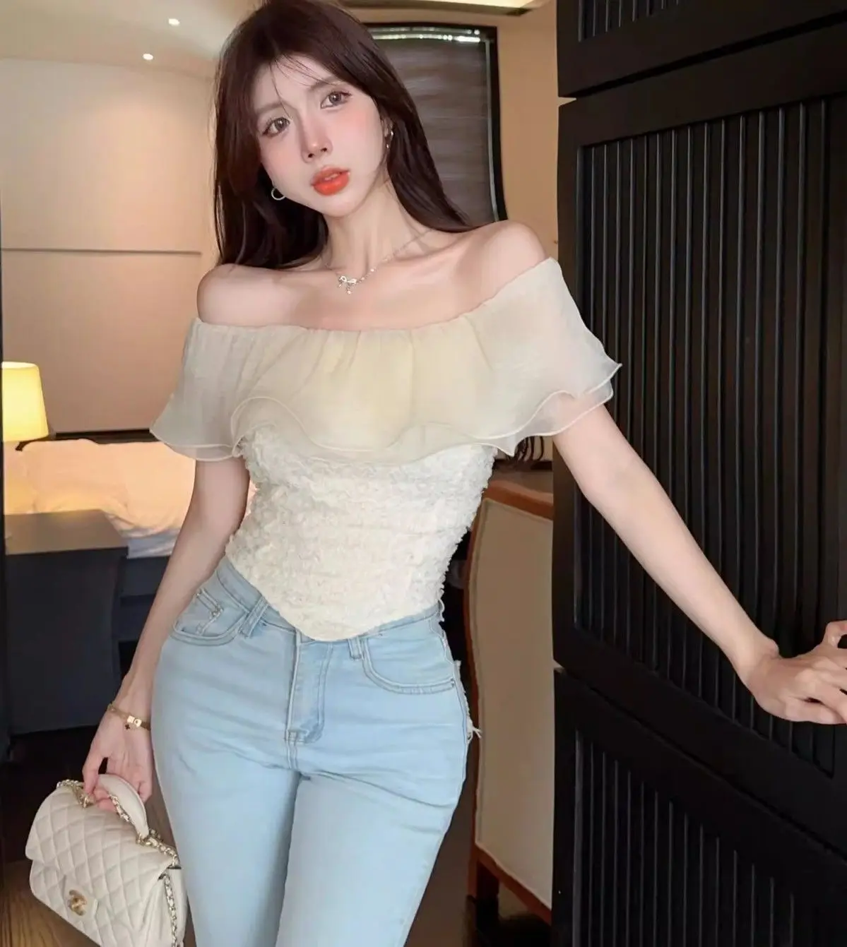 

Gagarich Pure Desire Sweet Spicy Французская кружевная рубашка на одно плечо с рюшами Женский дизайн Sense Нишевый короткий топ нестандартной формы Лето