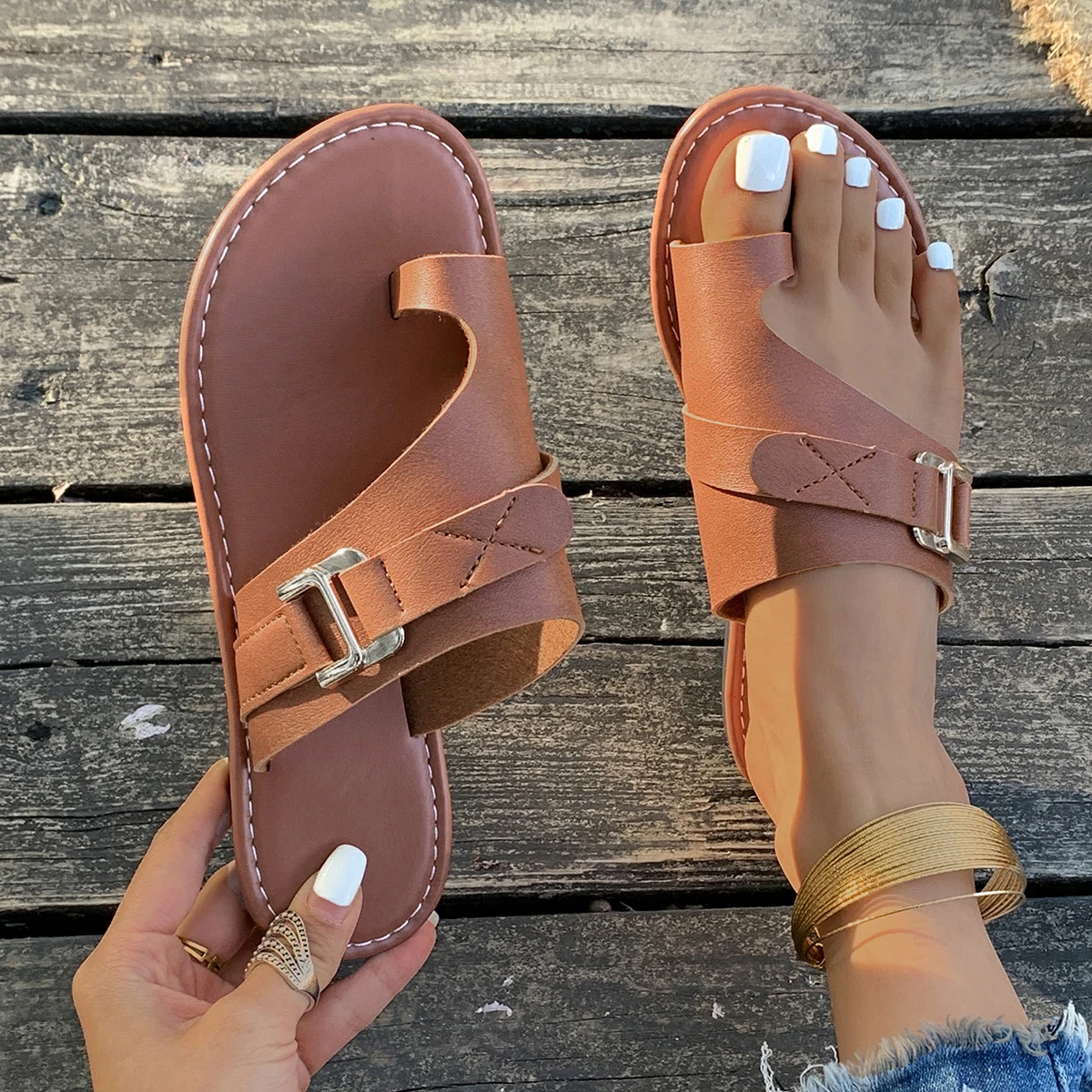 Women Summer Sandals Comfy Ligh Flat Heel Clip-toe Slides Lady Casual Beach Slippers Fashion Belt Buckle Decor Woman Flip-flops