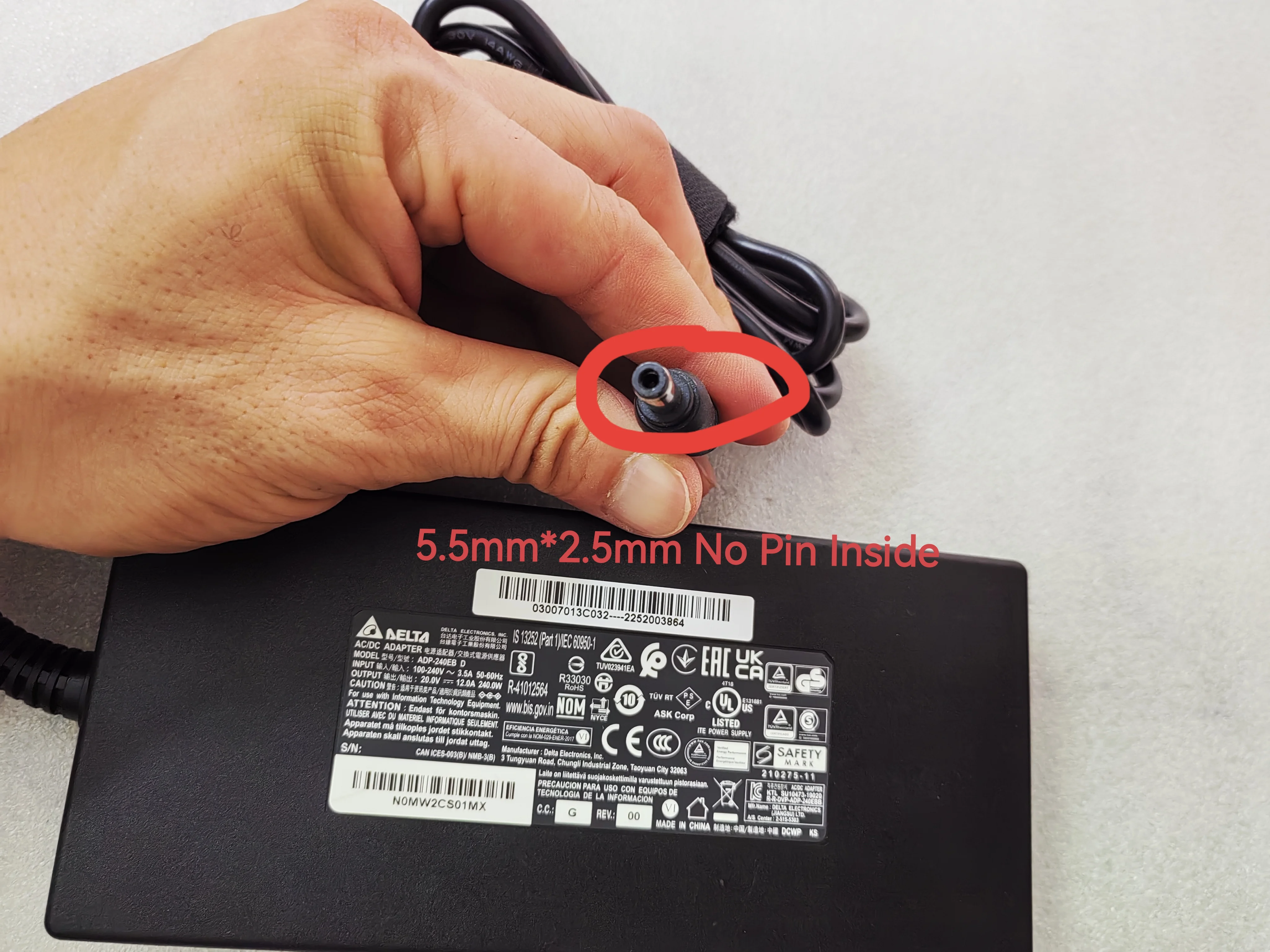 حقيقي سليم دلتا 20 فولت 12A ADP-20EB D 5.5 مللي متر 240 واط محول التيار المتردد لأجهزة الكمبيوتر المحمول ThundeRobot S RTX5070TI 2025