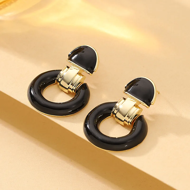 Niche personality, fashionable and exquisite, geometric round earrings, light luxury, simple, high-end and versatile earrings