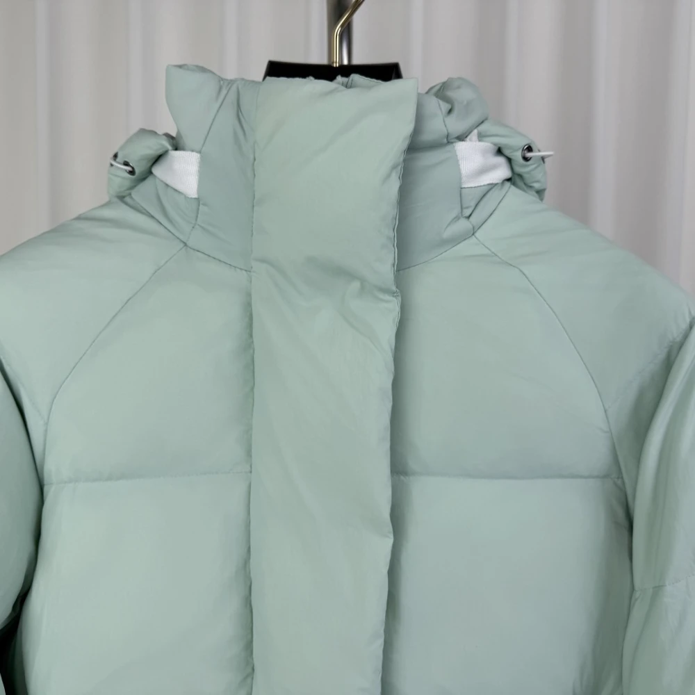 เสื้อแจ็คเก็ตดาวน์แบบลำลอง ดีไซน์หรูหราสำหรับผู้หญิง มีฮู้ดถอดได้ แบรนด์เนม แขนยาว อุ่นสบาย เสื้อโค้ทฤดูหนาว สไตล์ผู้หญิงสุดชิค เสื้อคลุมแฟชั่น 2025