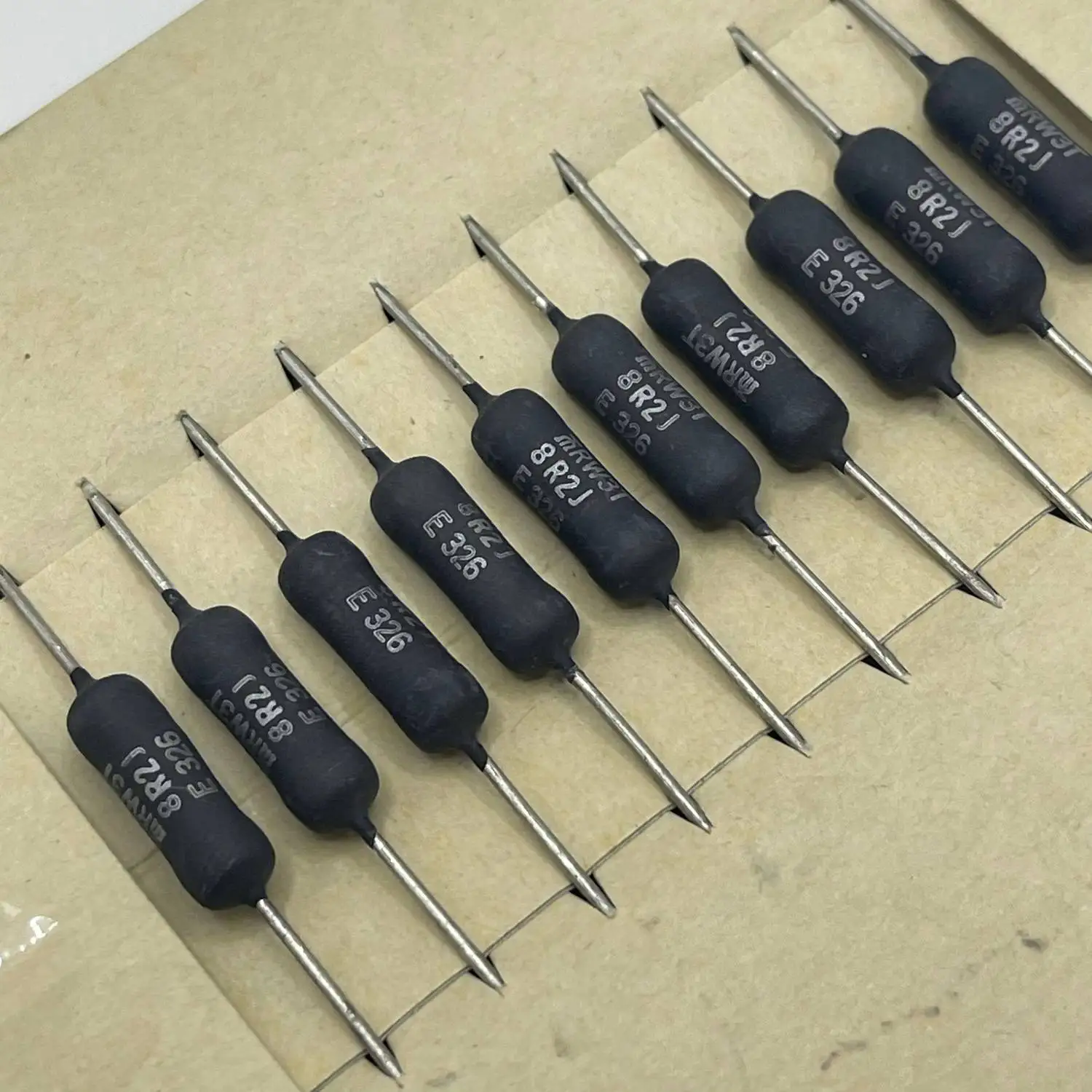

20PCS/United States RW3T 8R2J 8.2R 3W 8.2 ohm high precision winding resistor