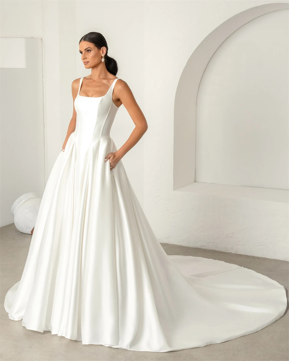 맞춤형 심플 새틴 웨딩 드레스 모던 스트랩리스 슬리브리스 웨딩 드레스 정교한 코트 트레인 특별한 행사 드레스