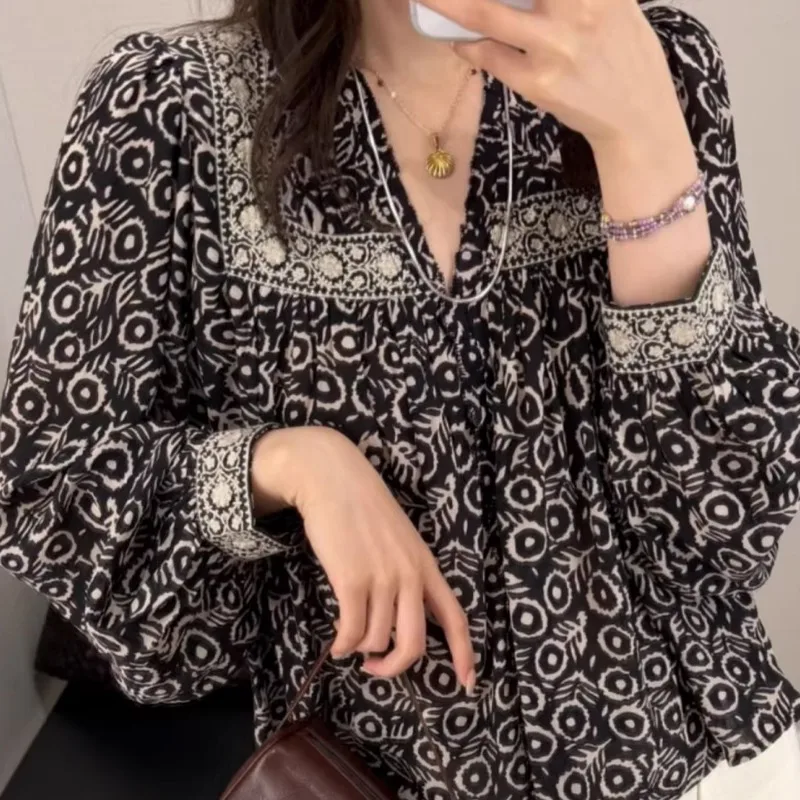 

Women's shirt 26 years old spring and summer new retro printing embroidered lantern sleeves V-neck loose and thin shirt top