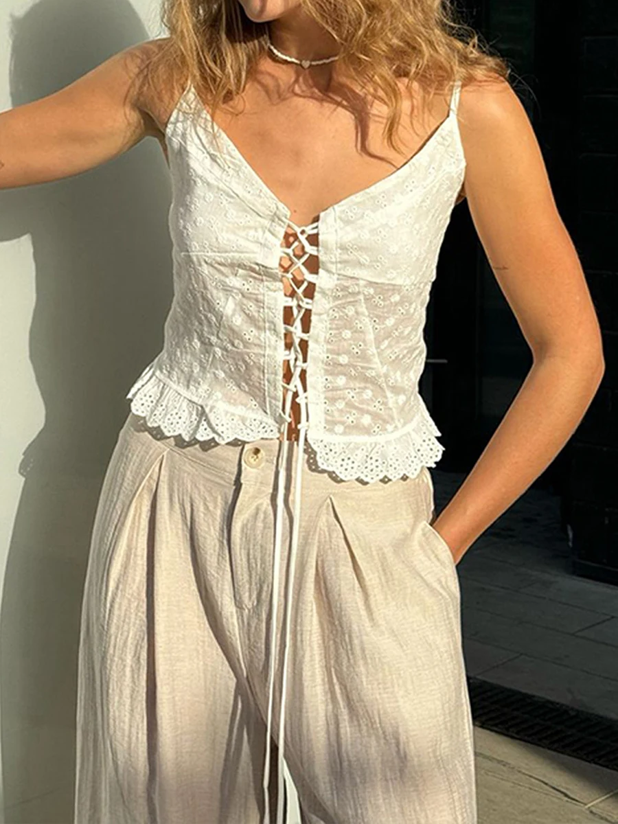 قميص بدون أكمام أنيق من الدانتيل الزهري مع أشرطة سباغيتي قابلة للتعديل وتفاصيل ربطة أمامية لأسلوب الصيف