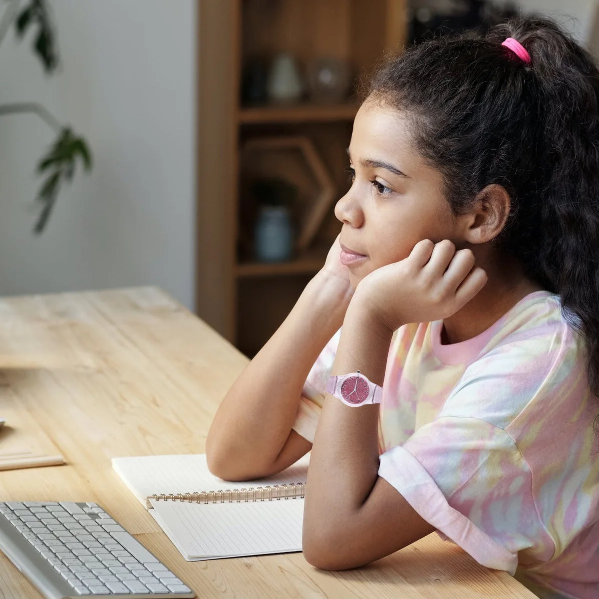 ساعة إبداعية من السيليكون اللامع الشفاف باللون الوردي، قابلة للتعديل، بسوار معصم مريح، تصميم لامع