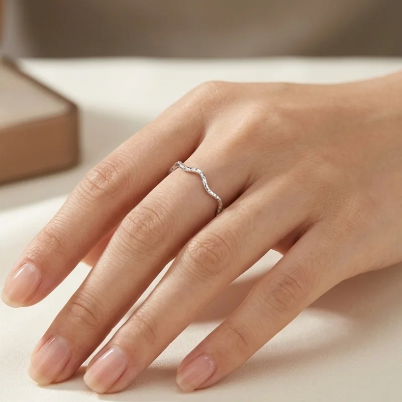 1 Piece Stainless Steel Ring with 18K Gold Plating, Hammered Texture, Irregular Wave Design, Niche Texture, Concave-Convex Fine Ring, Multi-Layered Stacking, Minimalist Style, Versatile Jewelry for Women, Casual and Unique, Suitable as a Gift for Friends, Suitable for Various Occasions Such as Commuting, Afternoon Tea, Dating, and Travel