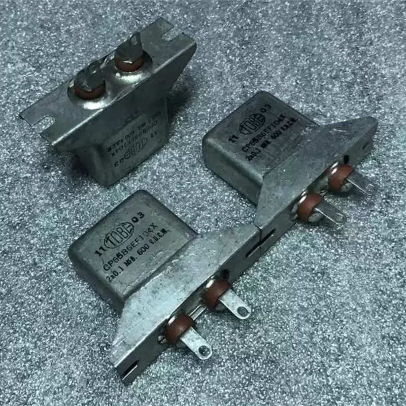 

Антикварный американский масляный конденсатор TOBE CP65B6EF104X 2 × 0,1 мкФ600 В с медным корпусом и двойной связью
