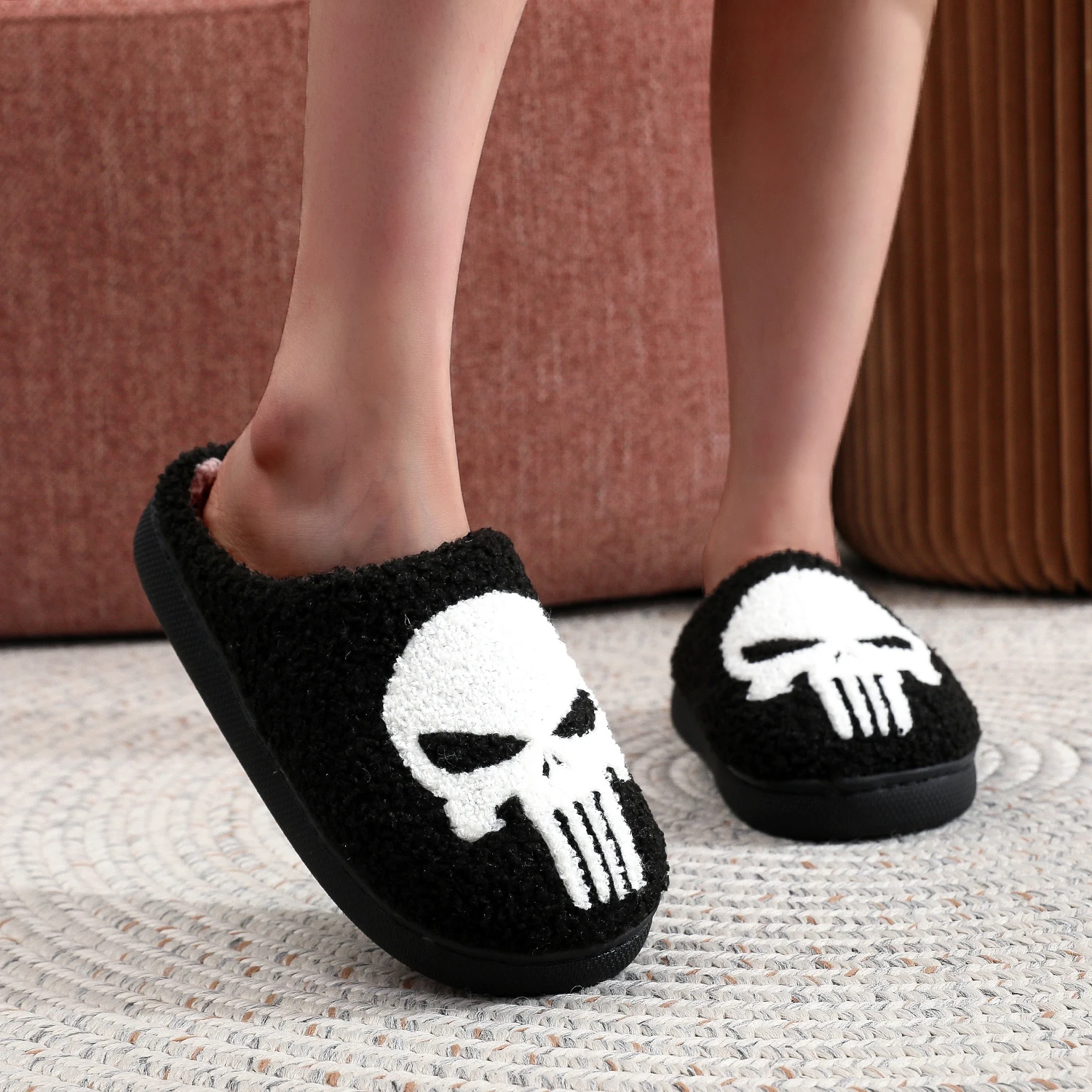 Punisher Skull Pattern fashion ricamo piattaforma per la casa imbottita pantofole in cotone di pelliccia accogliente personalità calde pantofole da