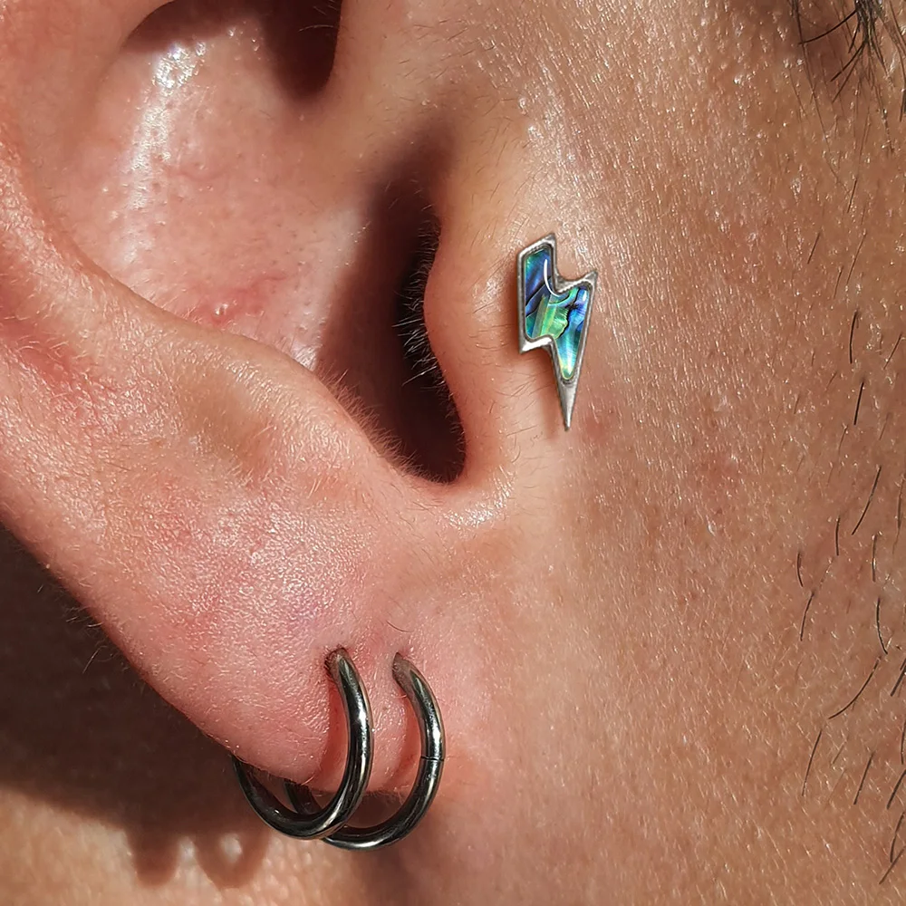 Casvort 1 Stück ASTM F136 Titan Flatback-Ohrring mit buntem Muschel-Flash-Push-Pin, Labret-Stud für Conch, Tragus, Helix, Medusa Piercing – Detail 8