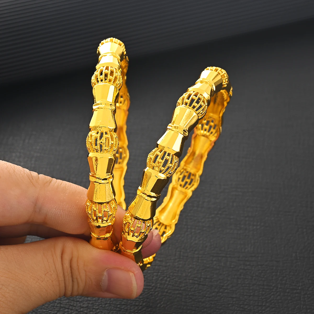 여성용 골드 컬러 두바이 뱅글, 중동 에티오피아 할로우 아웃 디자인 팔찌, 아프리카 멋진 쥬얼리, 파티 선물, 68mm