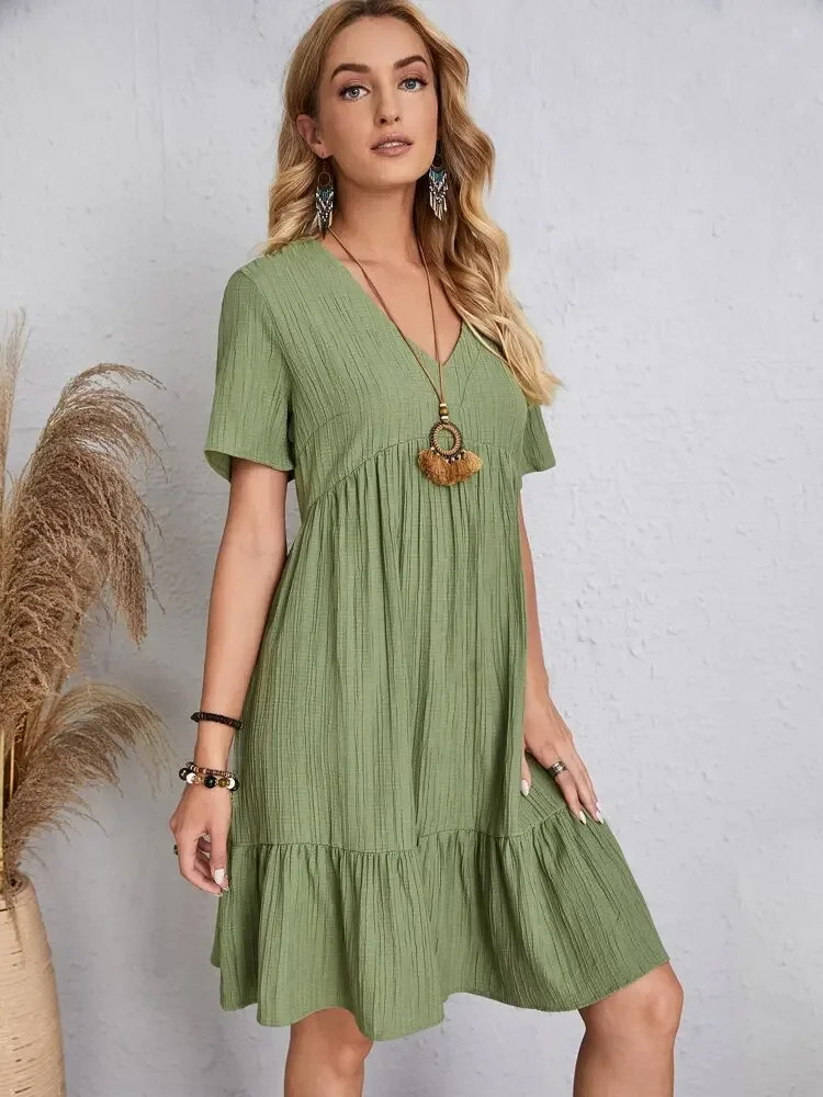 Elegantes Damen-Minikleid mit V-Ausschnitt und kurzen Ärmeln, einfarbig, locker geschnitten, mit Rüschensaum, lässiges Boho-Sommerkleid für den Urlaub am Strand. – Detail 20
