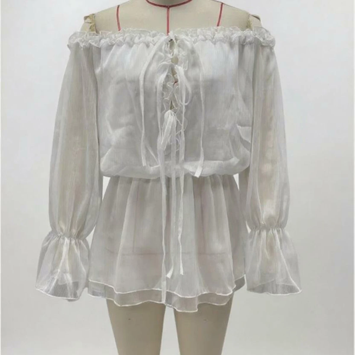 فستان نسائي أبيض مكشوف الكتفين فستان صيفي قصير مع فتحة عنق مكشكشة وأكمام واسعة فستان حفلات كاجوال للشاطئ