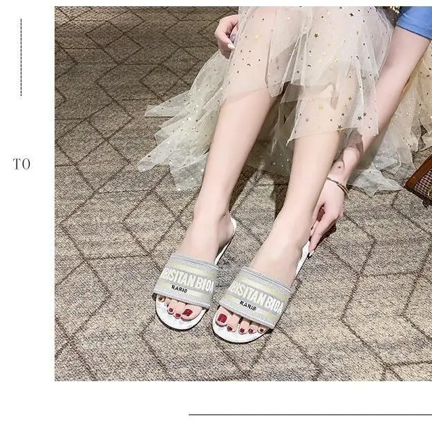 

2025 Faion с вышивкой букв на низком каблуке, одно слово, платье со средней талией для женщин, летний сезон, цвет, дизайн Blo