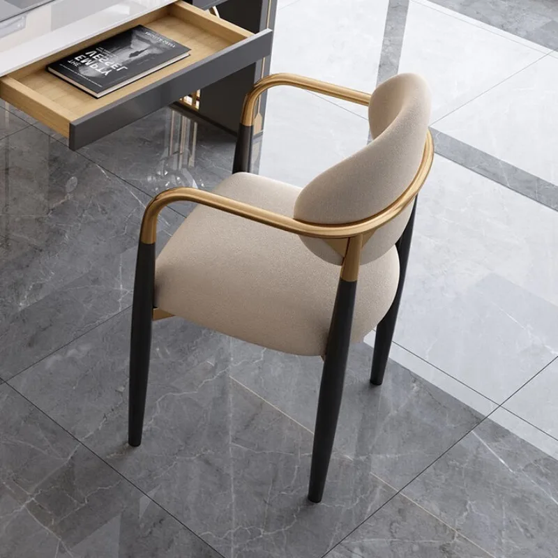 Cadeira moderna e minimalista com encosto nórdico para maquiagem