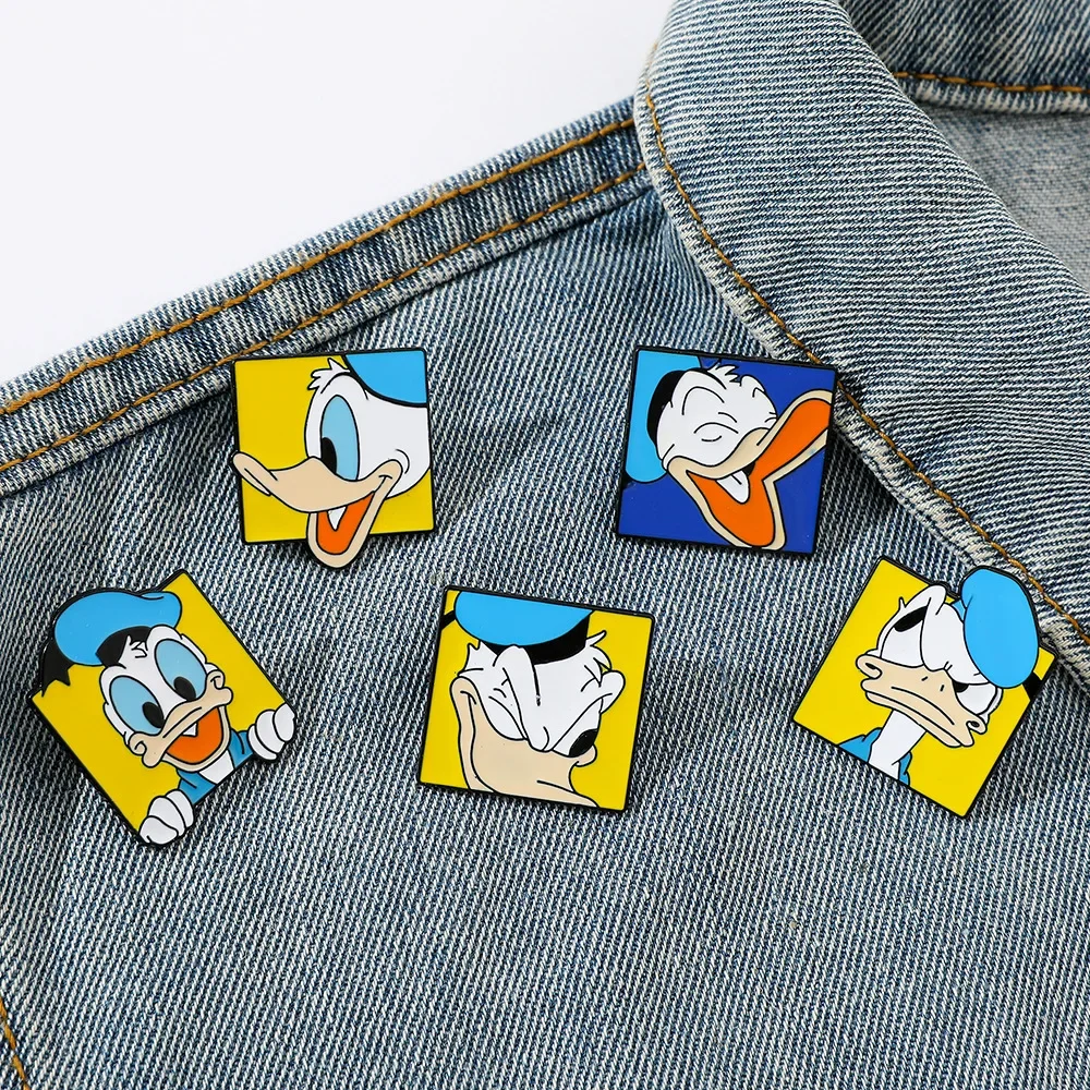 5 pezzi Disney Anime Periferico Cartoon Paperino Distintivo in metallo Spille per studentesse Accessorio Zaino Decorazione Festival Regalo