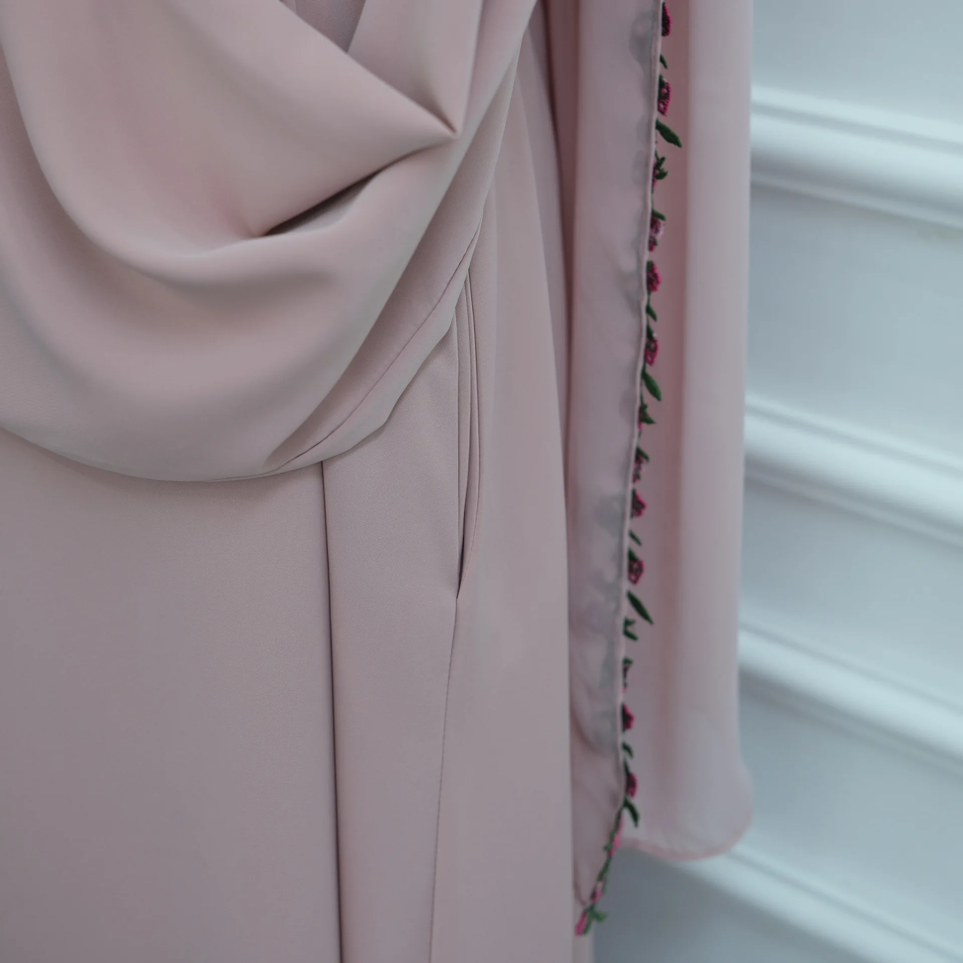 Zahraa Damenkleider Islamische Kleidung Freizeitkleid Spitzenblumen Neues Weiches Nida Geschlossenes Abaya Muslimisches Kleid mit Passendem Hijab – Detail 11
