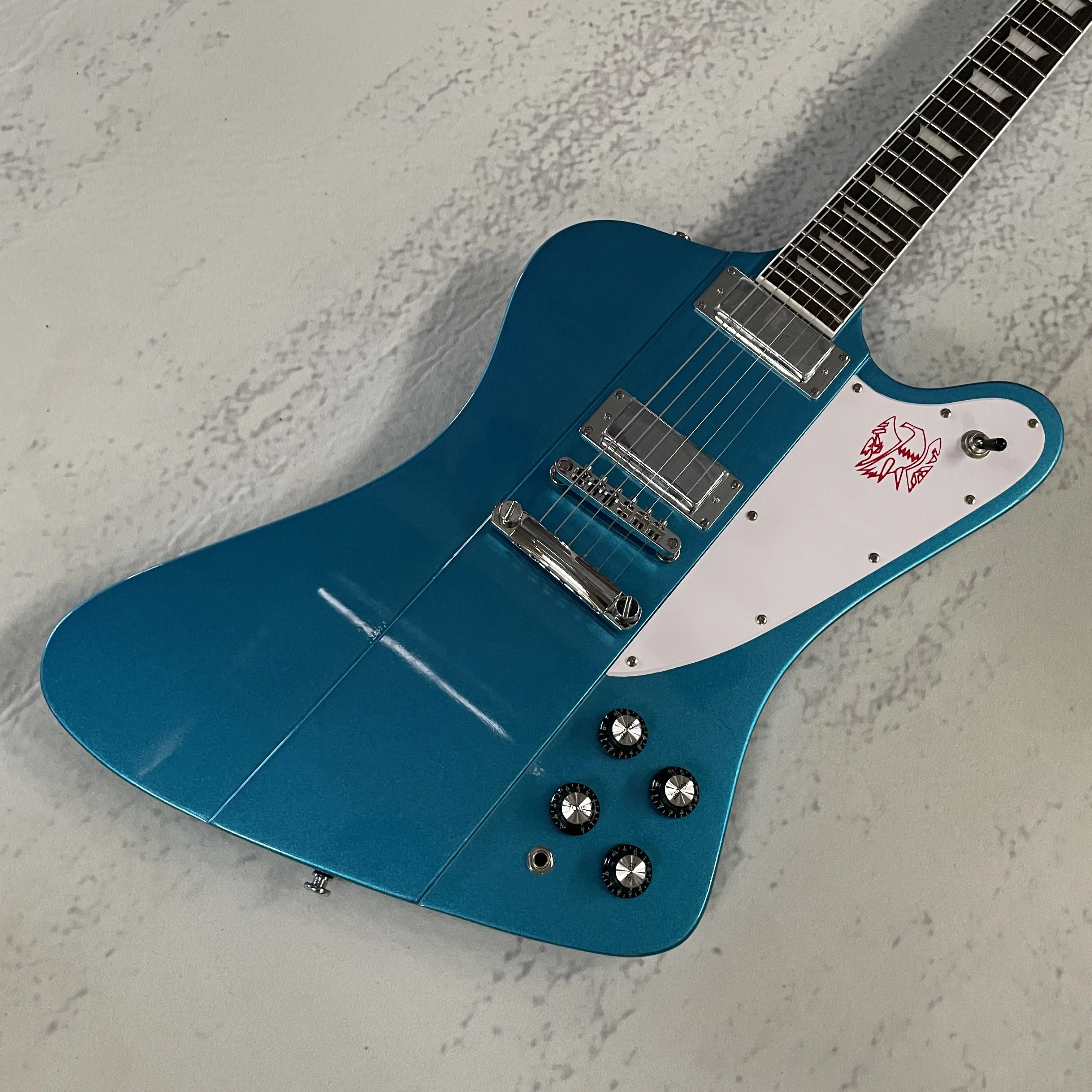 

Синяя 6-струнная электрогитара, белая GUARD, звукосниматель H-H