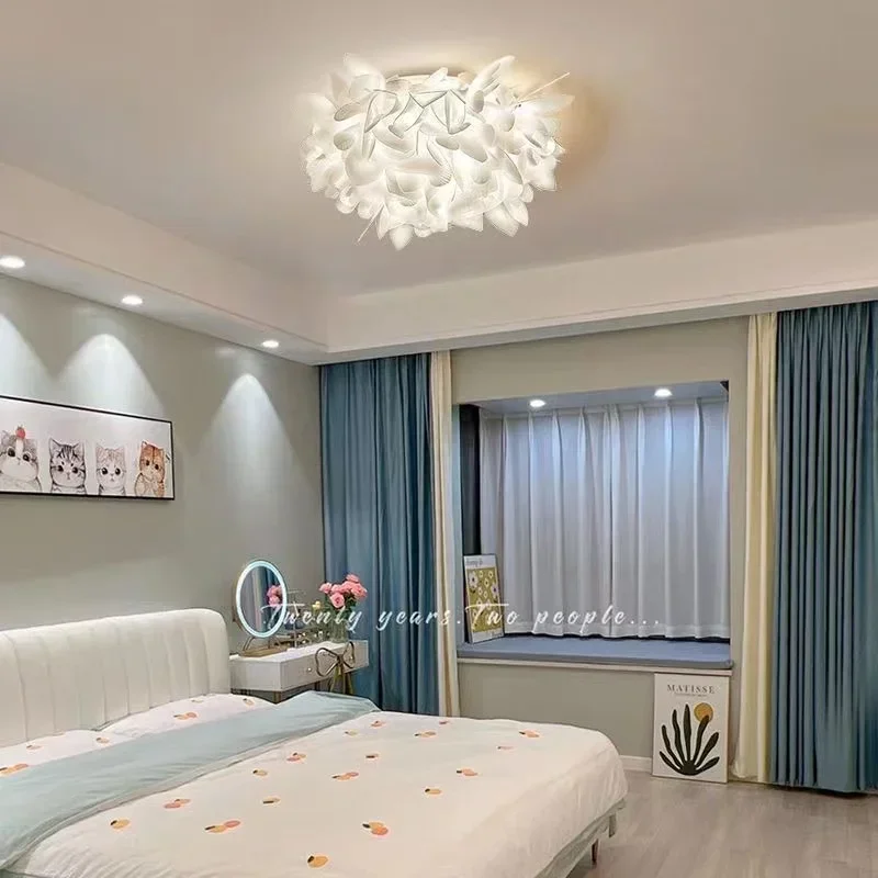 ريشة بيضاء الثريات الحديثة LED أضواء السقف زهرة البتلة ديكور الأميرة فتاة غرفة نوم غرفة المعيشة الثريا مصباح السقف