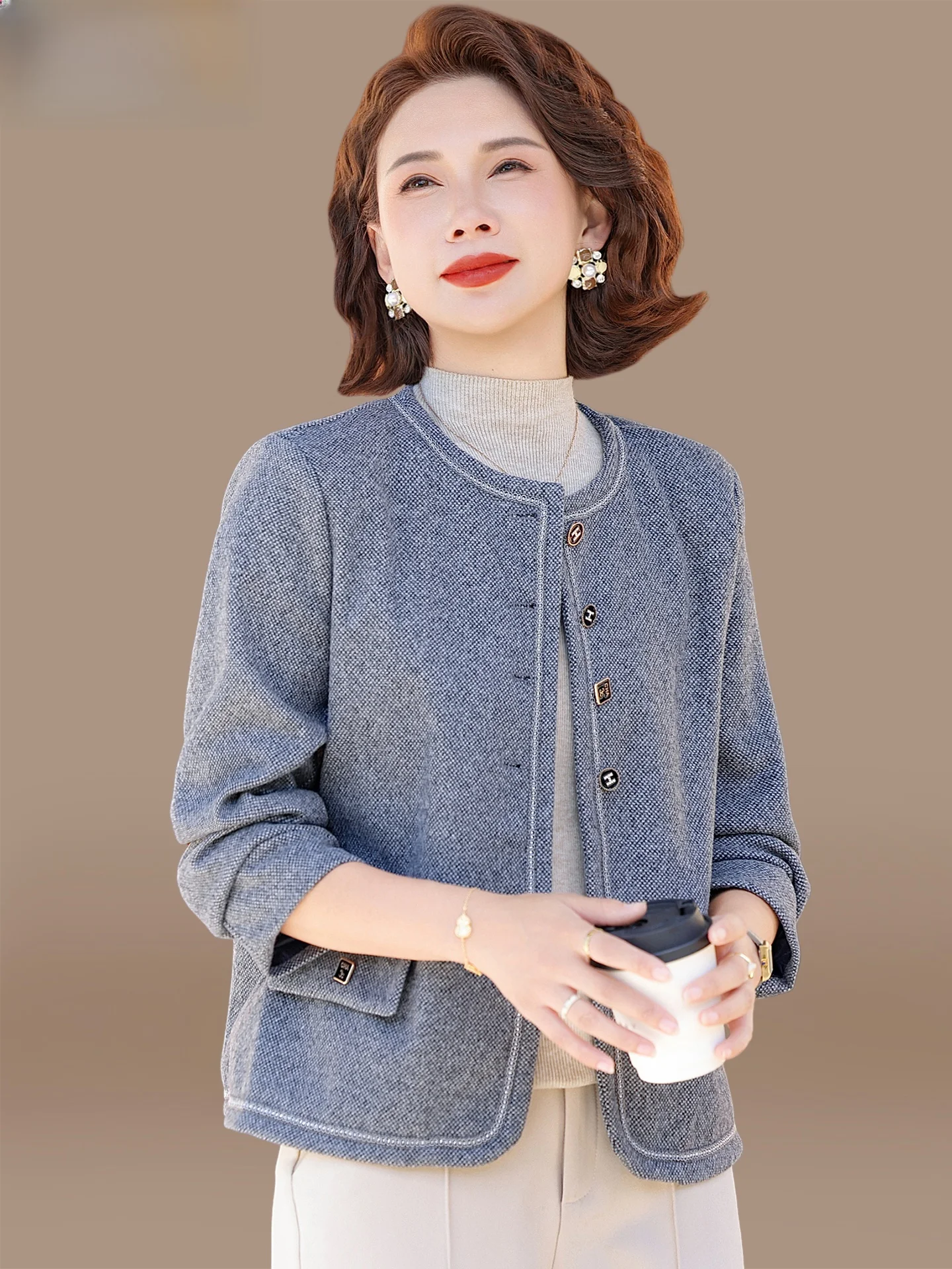 

Осенняя верхняя одежда для женщин среднего возраста: свободный крой, короткое пальто на пуговицах, однотонное, в стиле костюмной одежды.