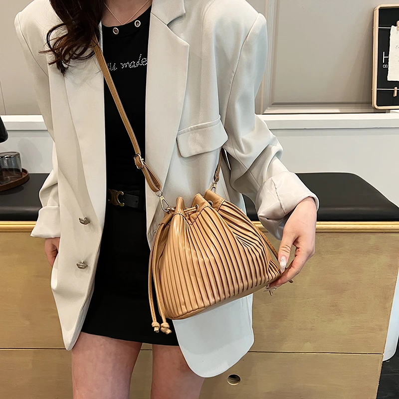 Brand PU Leather Shoulder Bag Pleated Stripe Bucket Bag Ladies Crossbody Bag For Women Bag 2024 Hot Sales Handbag Clutch Bag