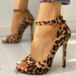 Sandalias con estampado de leopardo para mujer, zapatos de tacón alto sexys de aguja con punta abierta y hebilla en el tobillo, verano, 2024