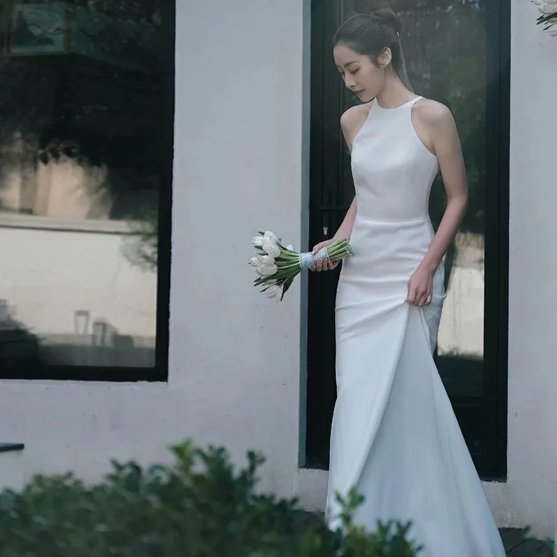 Vestido De novia De satén blanco sin mangas con cuello Halter, traje De tren pequeño, Simple y elegante, a la moda, novedad De 2023