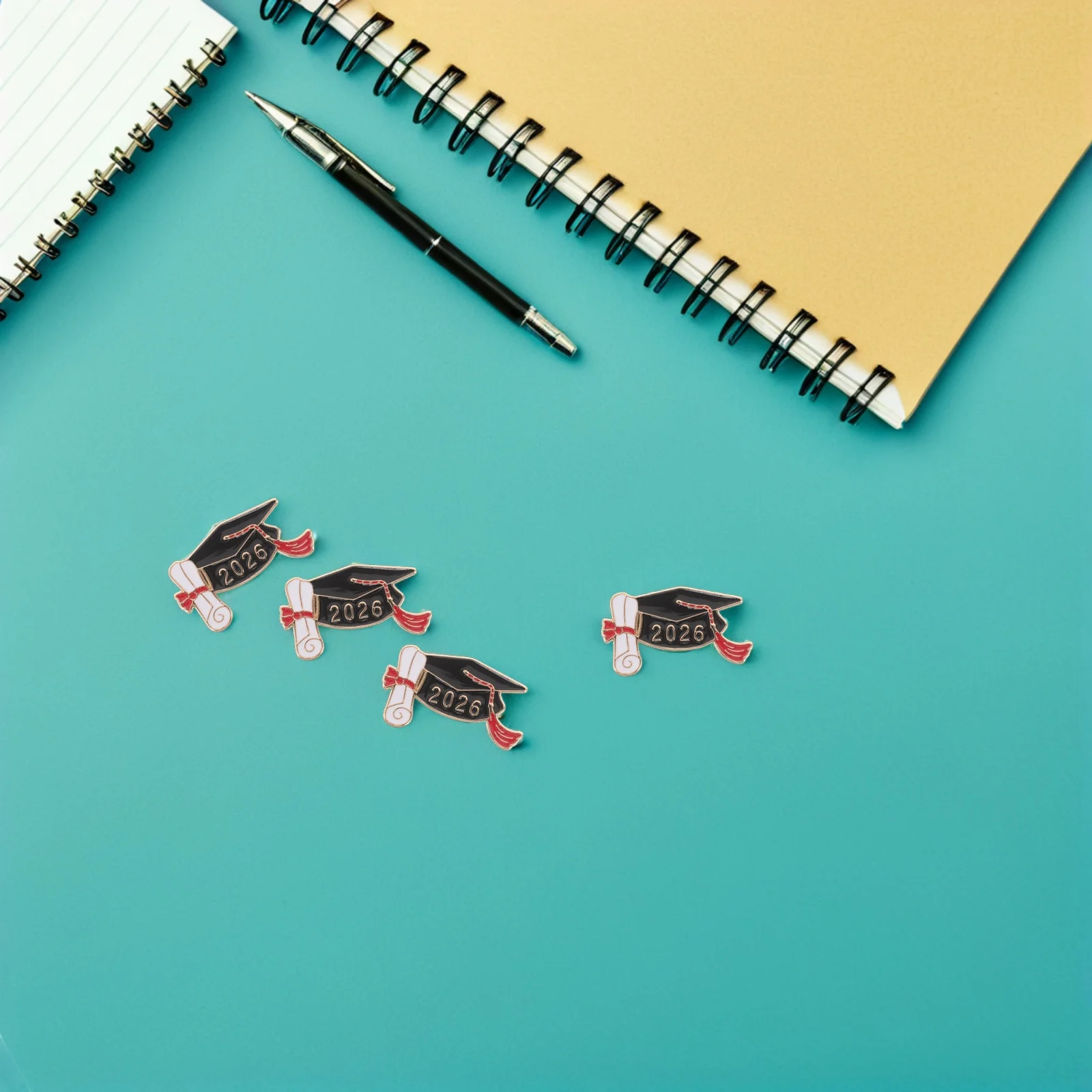 10 szt. Broszki na Sezon Absolwentów Klasa 2026 Kapelusz Absolwenta Biżuteria Metalowa Przypinka do Plecaka Garnituru Klapy Uroczystości Absolwentowskiej