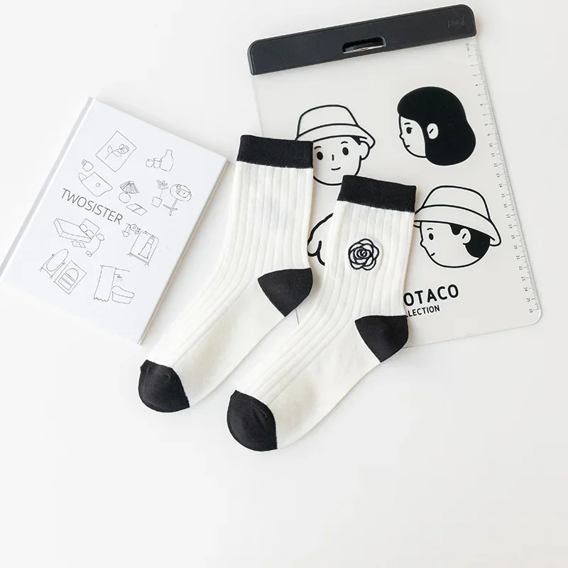 Japanischen Bestickt Blumen Trendy Schwarz Mid-rohr Socken Koreanische Nische Retro Alle-spiel Sport Baumwolle Socken