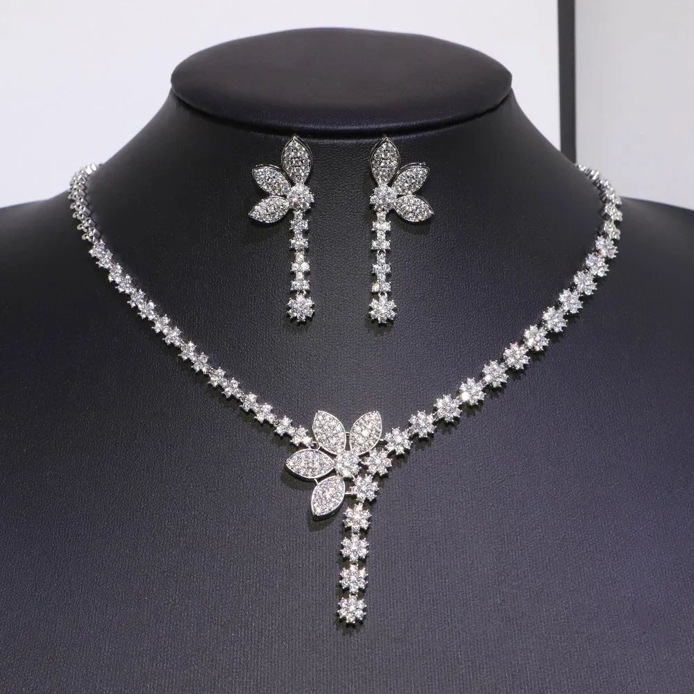 

EIRALEE 2шт роскошных комплектов ювелирных изделий - изысканные повседневные женские декоративные серебряные цветочные ожерелья и серьги.