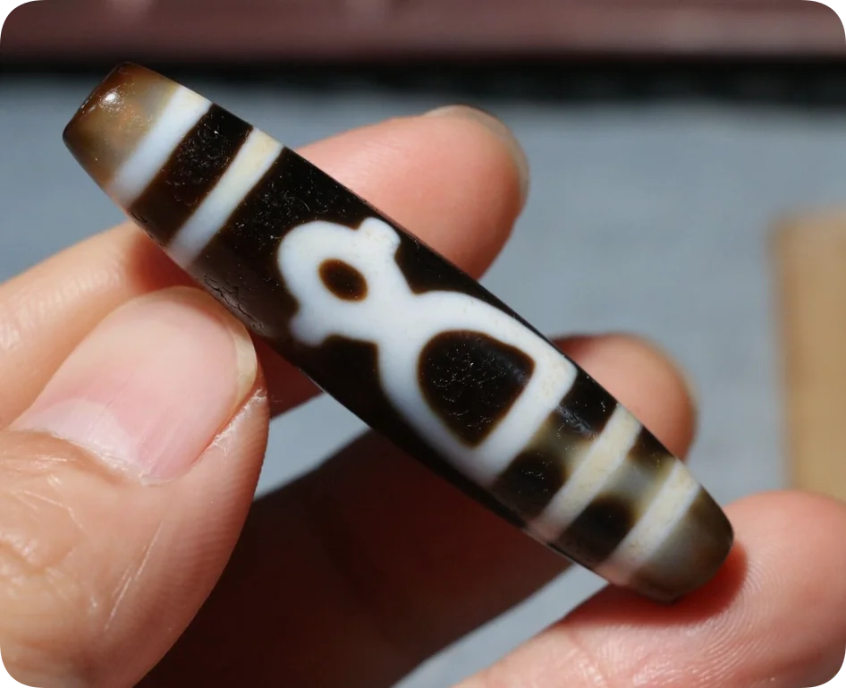 Energy Tibetan Old Agate 2 Wealth God Figures Be Rich Symbol Totem dZi Bead LLZB